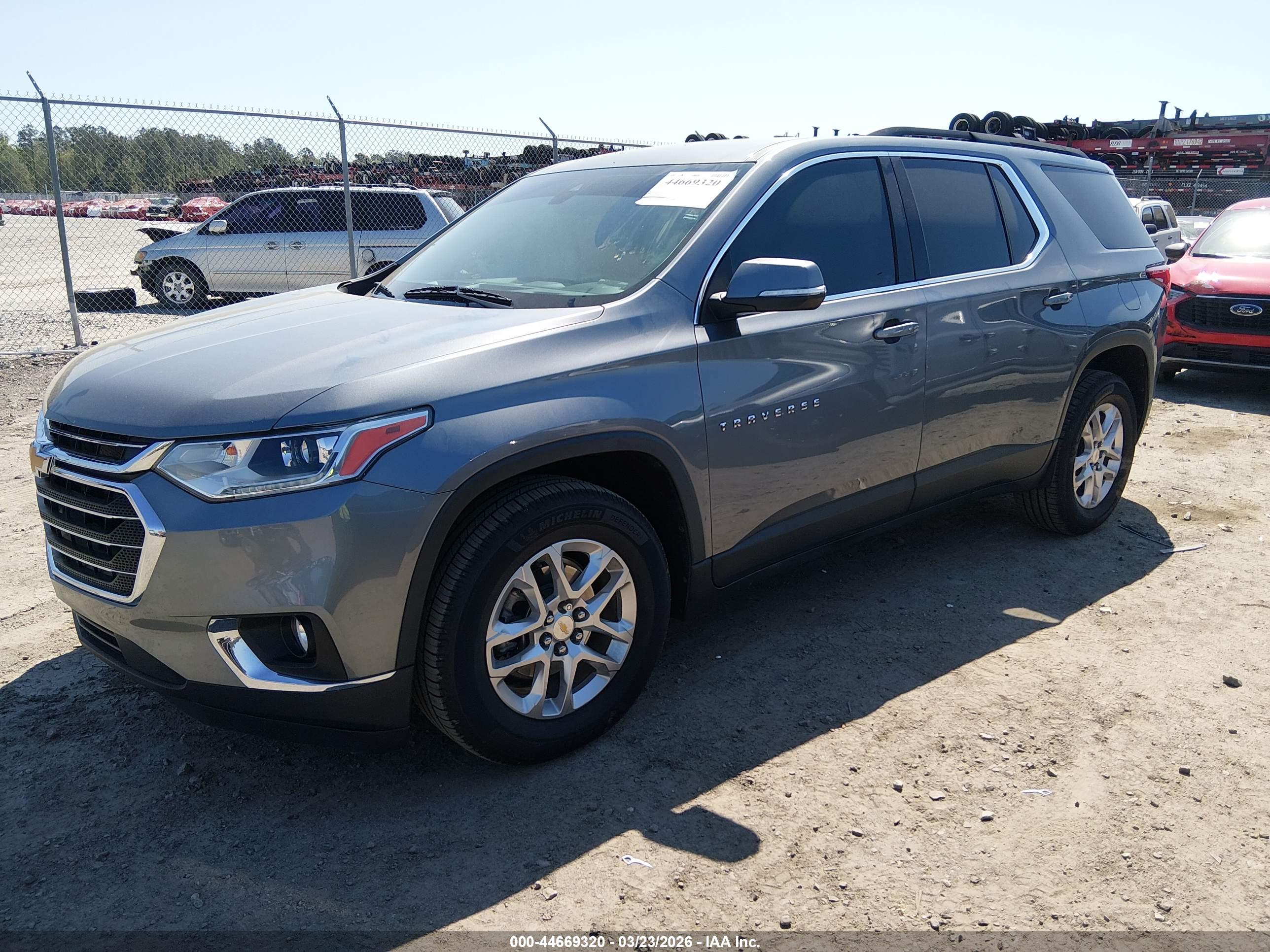 CHEVROLET TRAVERSE image 2
