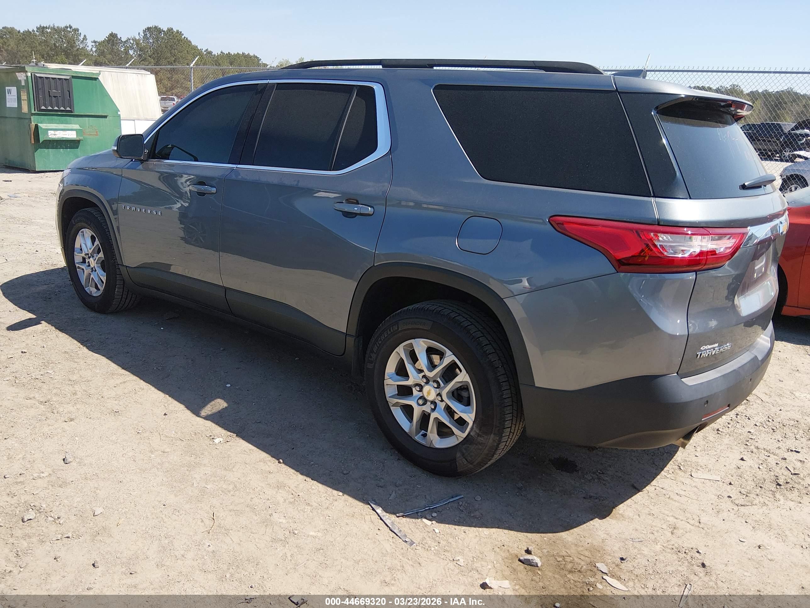 CHEVROLET TRAVERSE image 3
