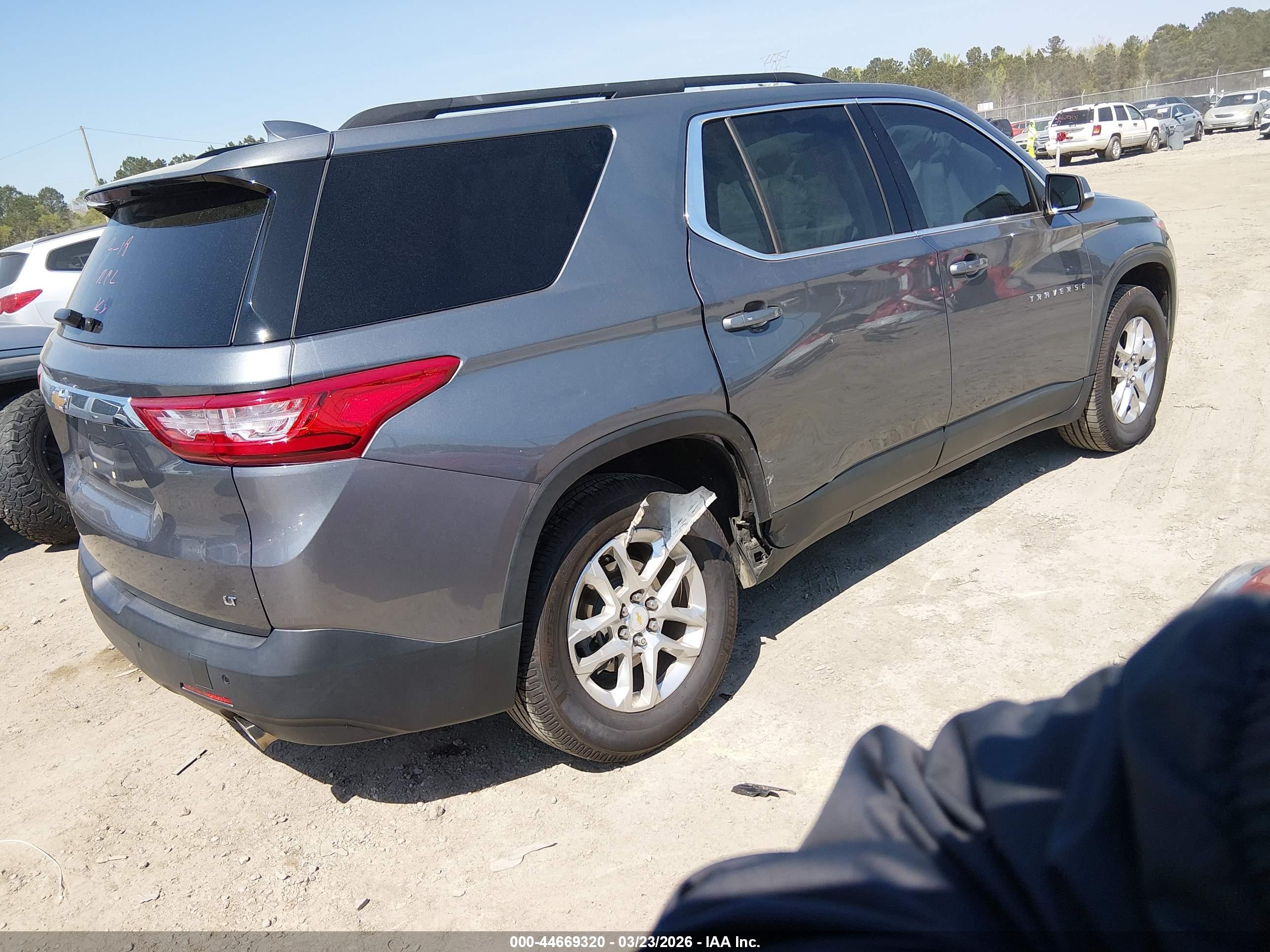 CHEVROLET TRAVERSE image 4