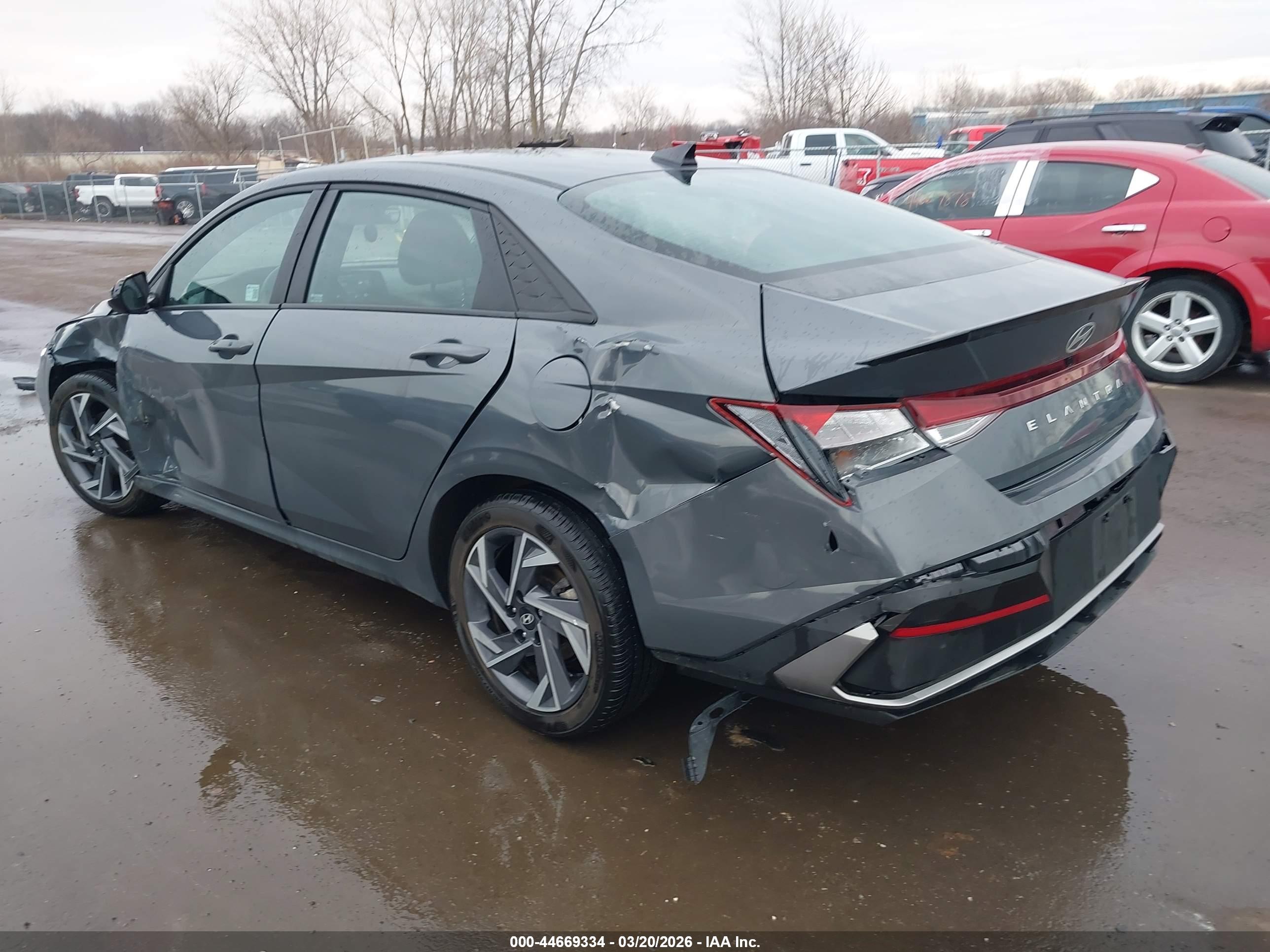 HYUNDAI ELANTRA image 3
