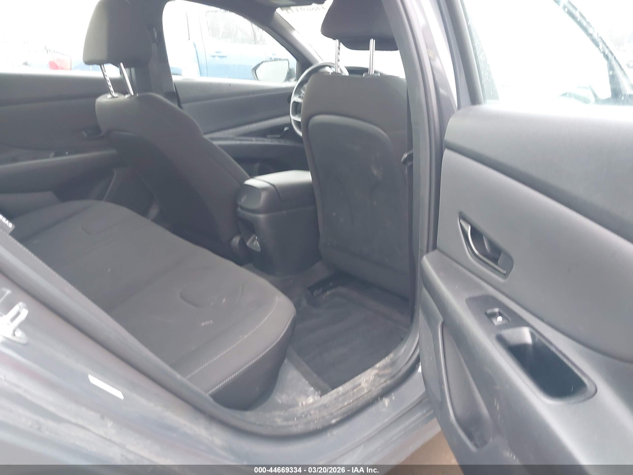 HYUNDAI ELANTRA image 8