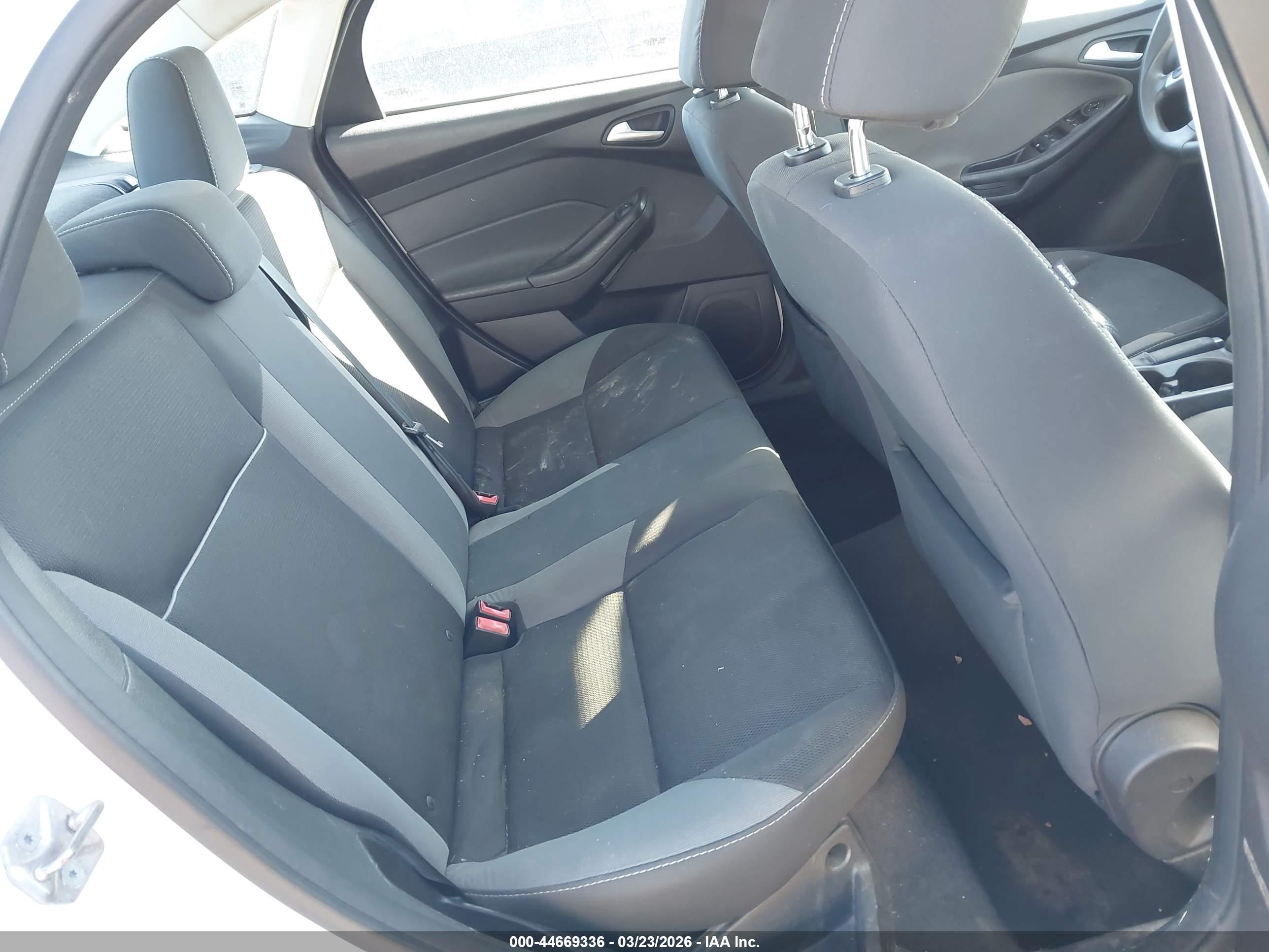FORD FOCUS image 8