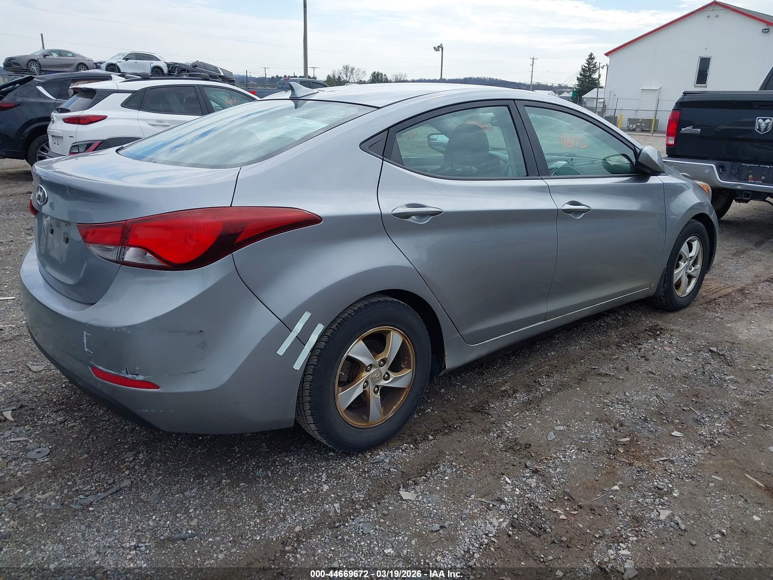 HYUNDAI ELANTRA image 4
