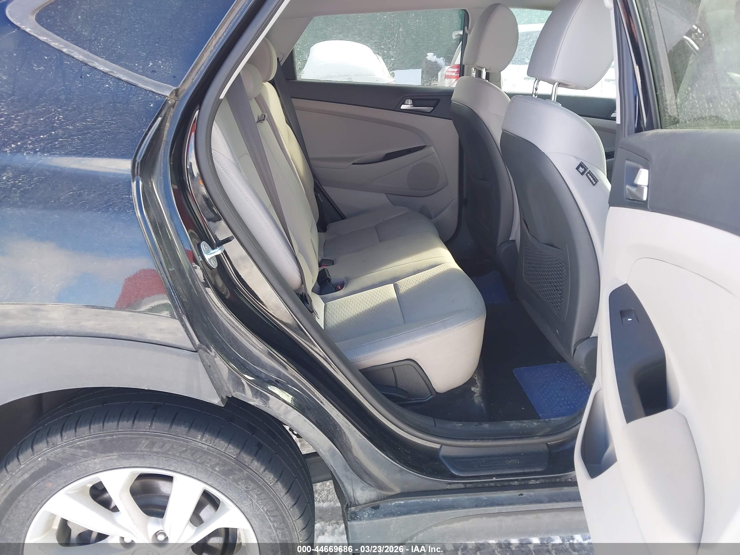 HYUNDAI TUCSON image 8