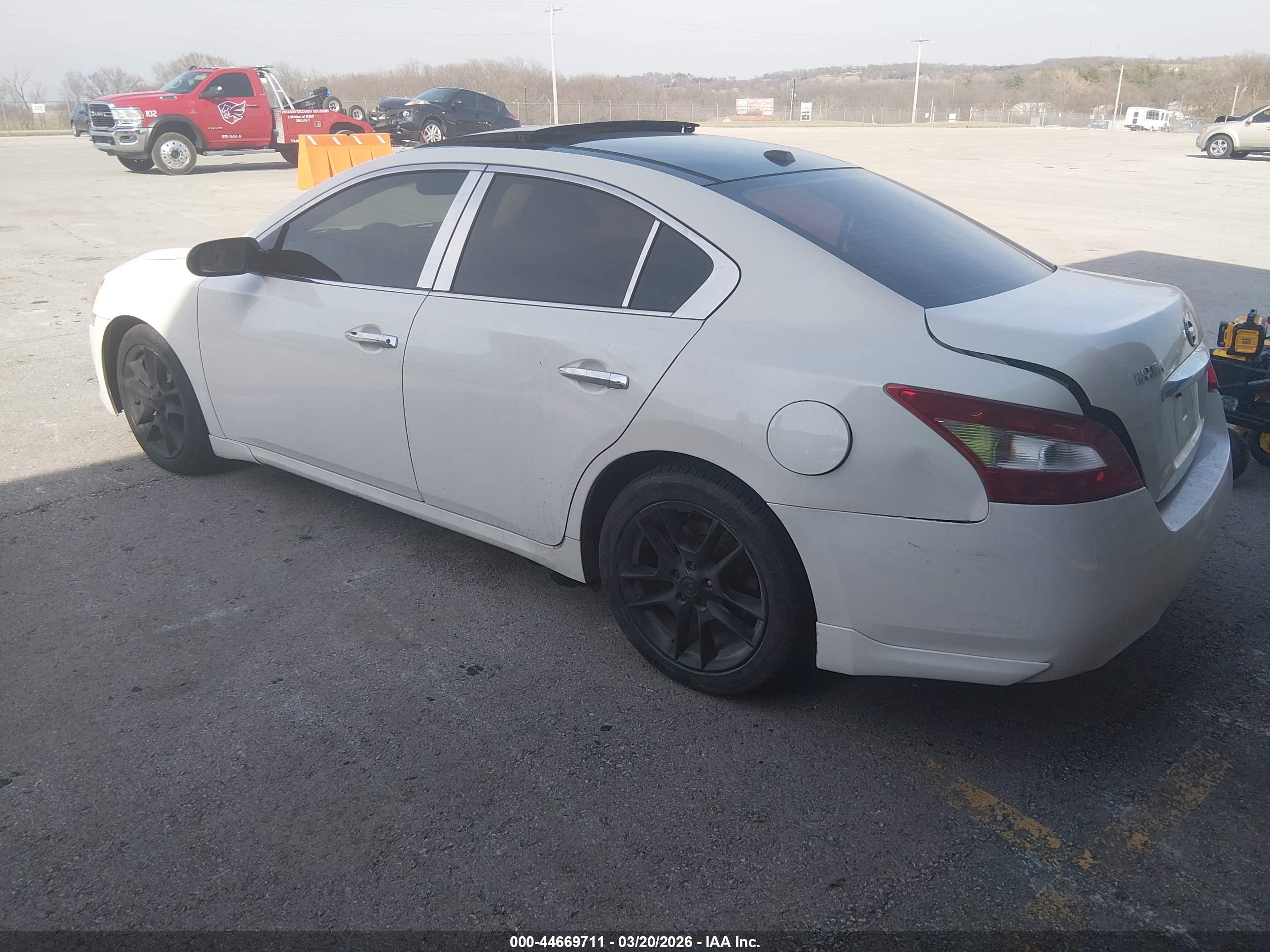NISSAN MAXIMA image 3