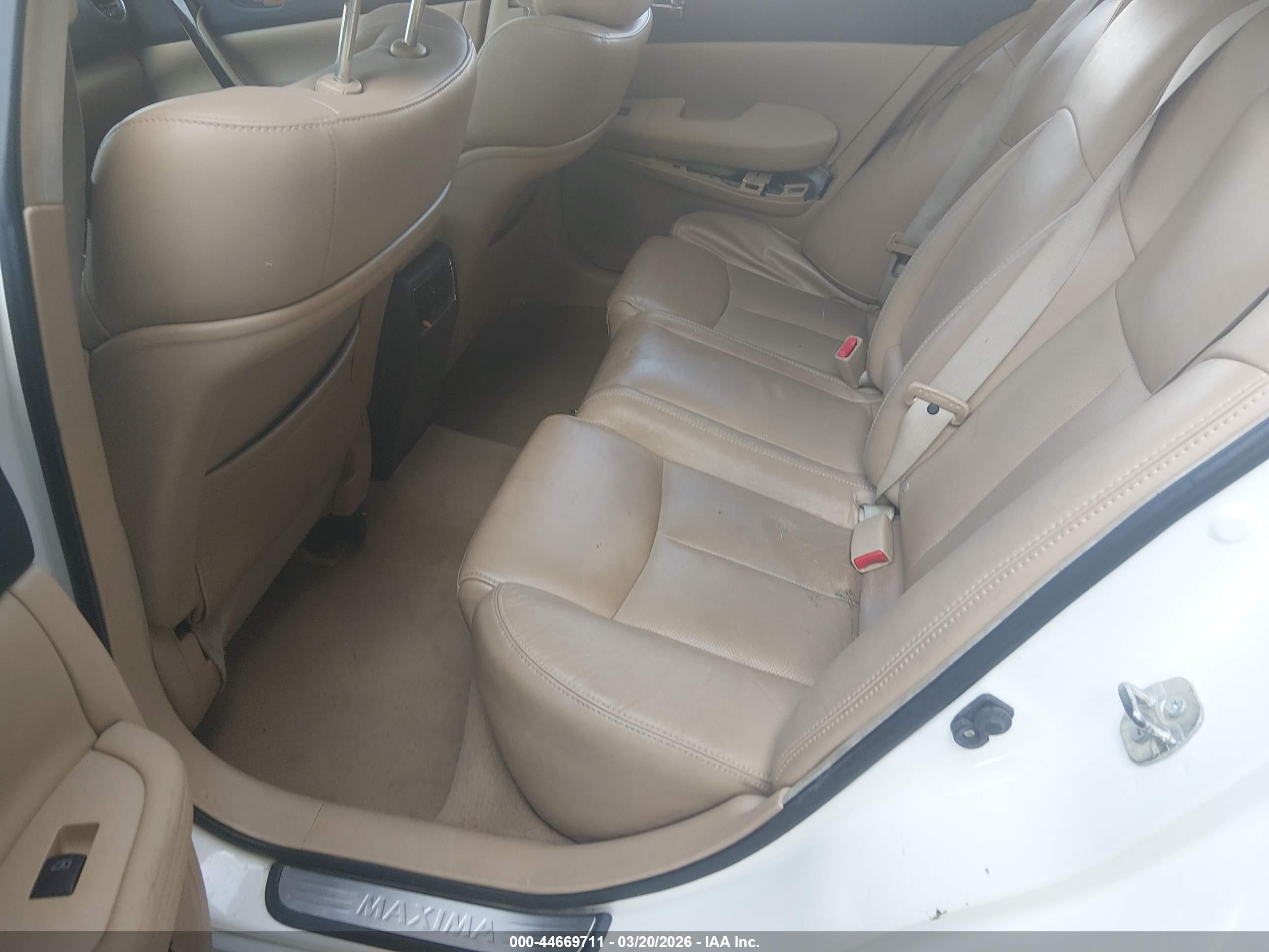 NISSAN MAXIMA image 8