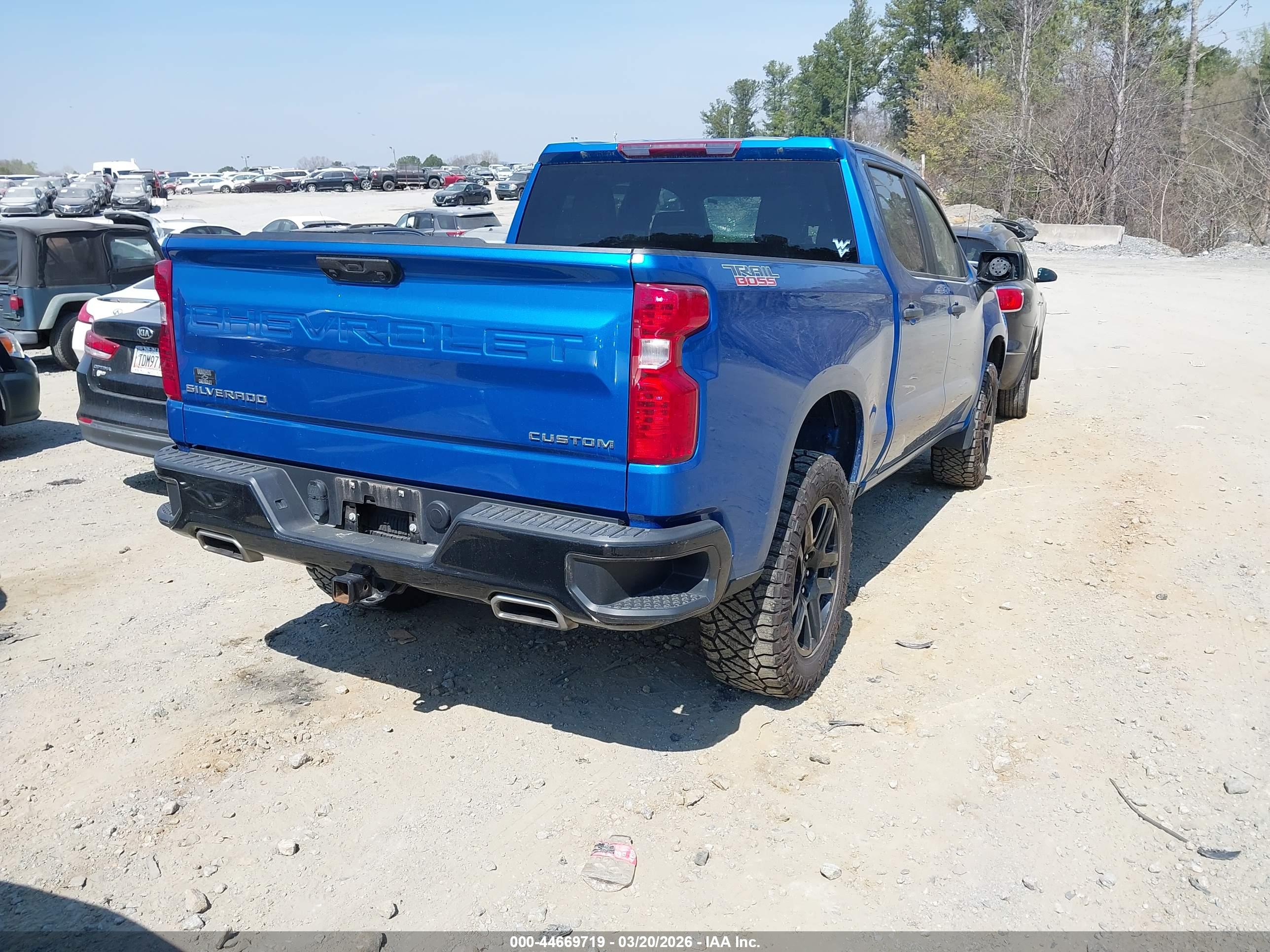 CHEVROLET SILVERADO image 4