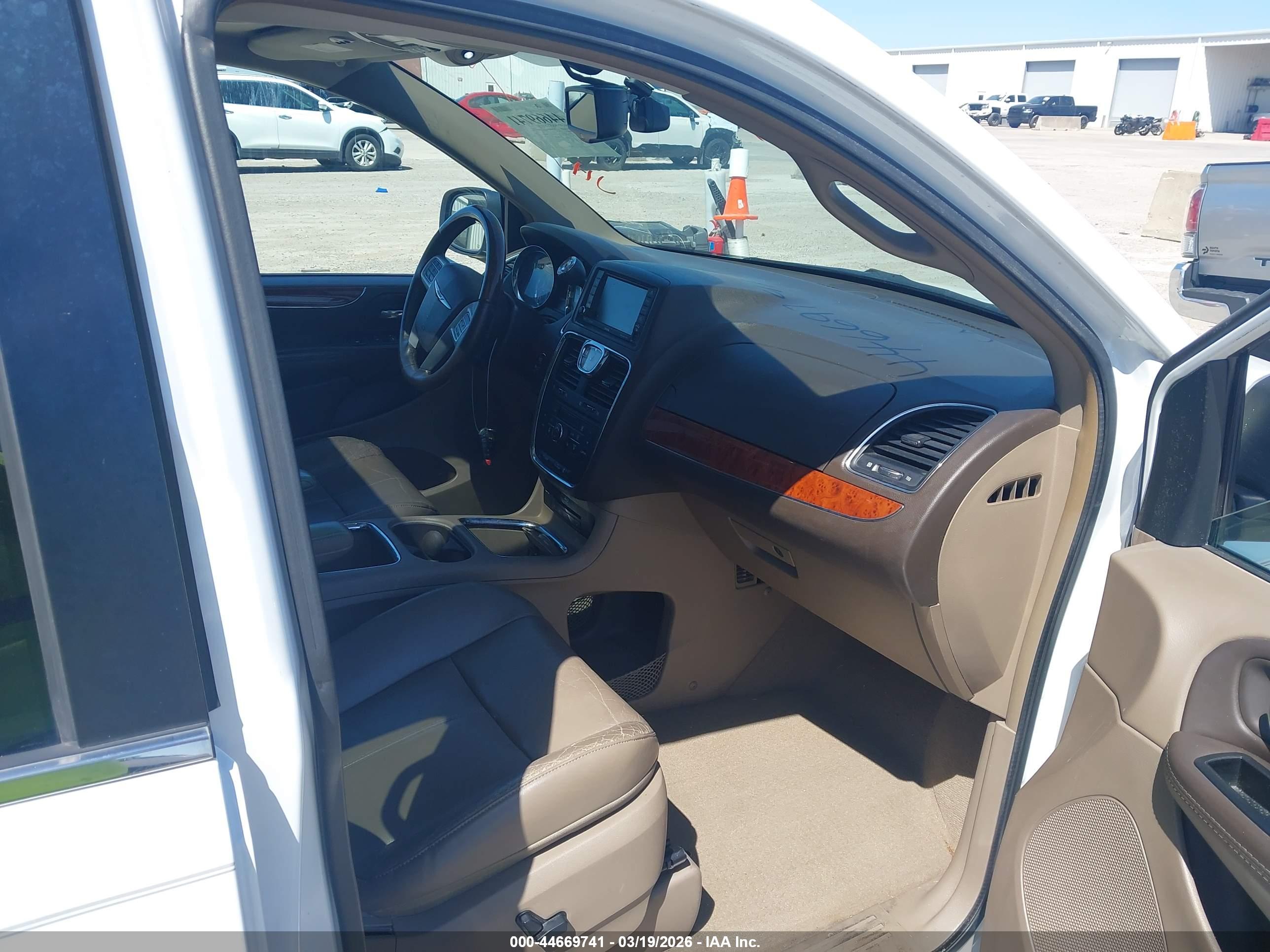 CHRYSLER TOWN image 5