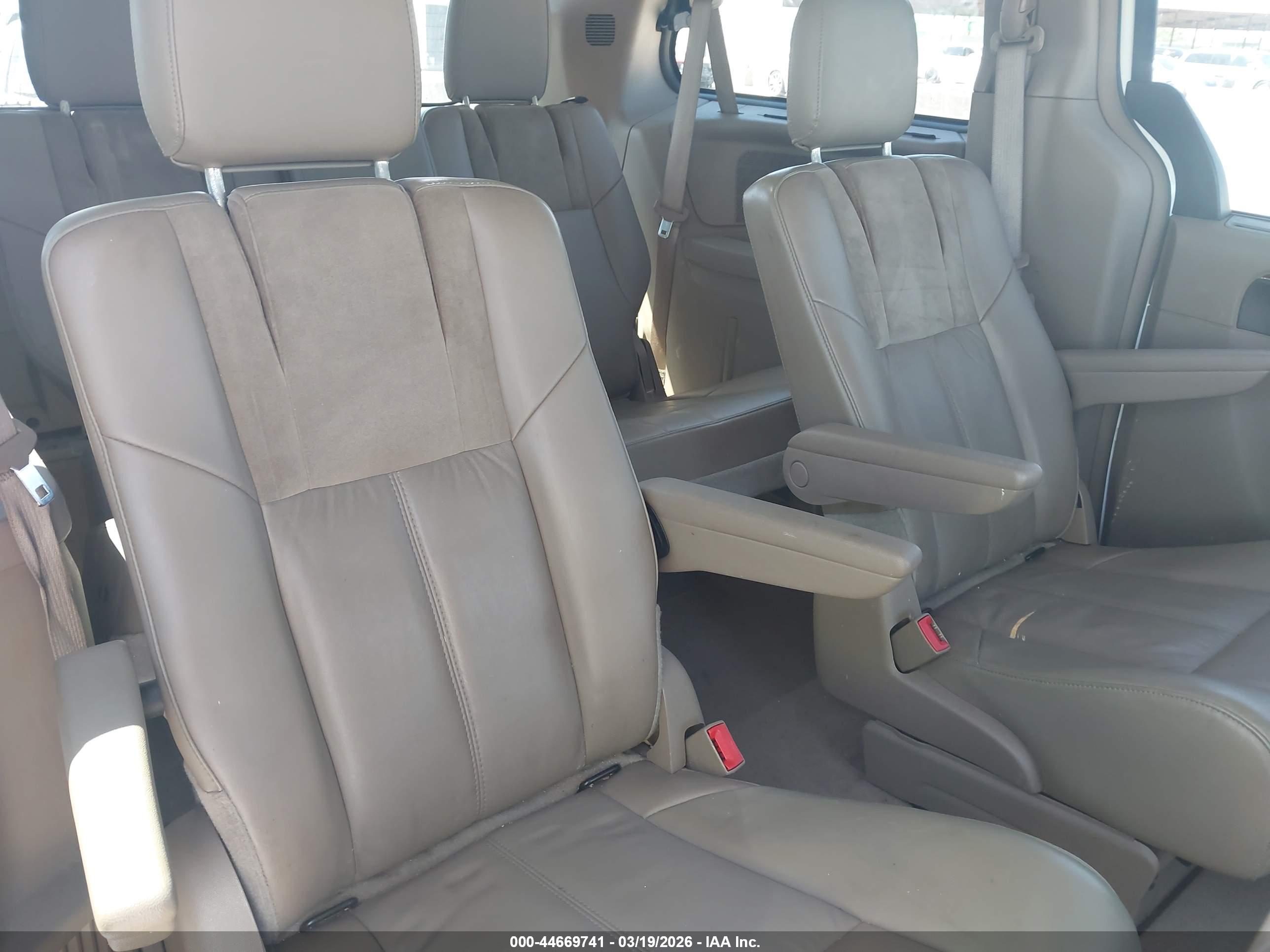 CHRYSLER TOWN image 8