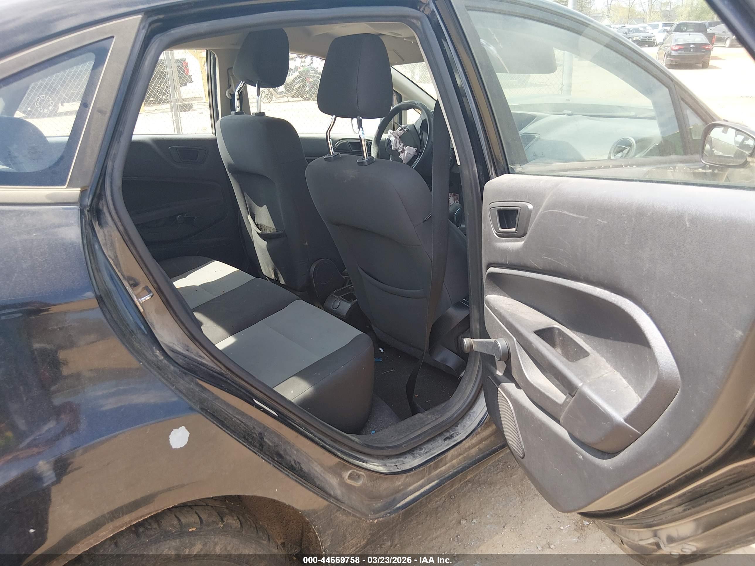 FORD FIESTA image 8