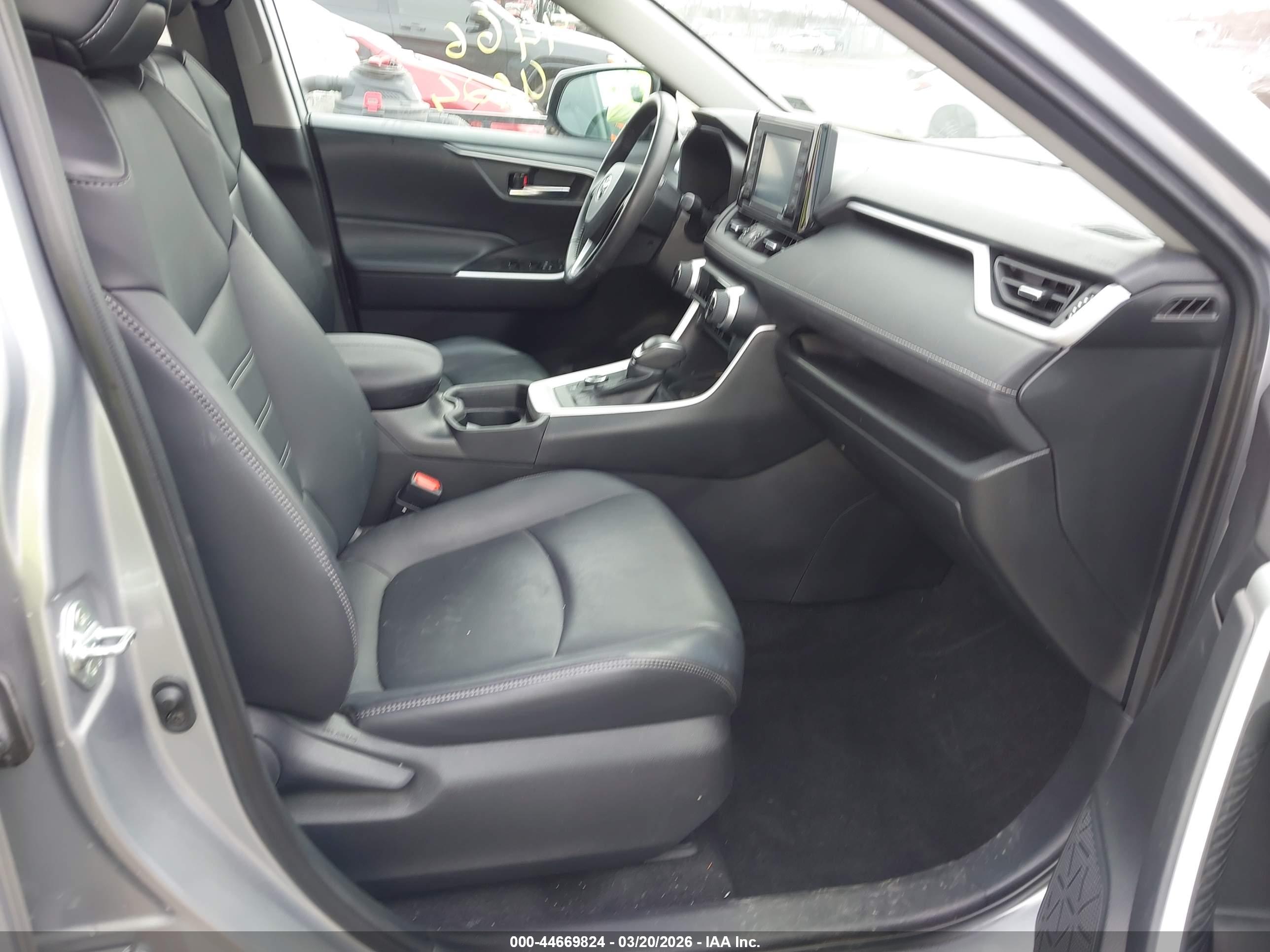 TOYOTA RAV4 image 5