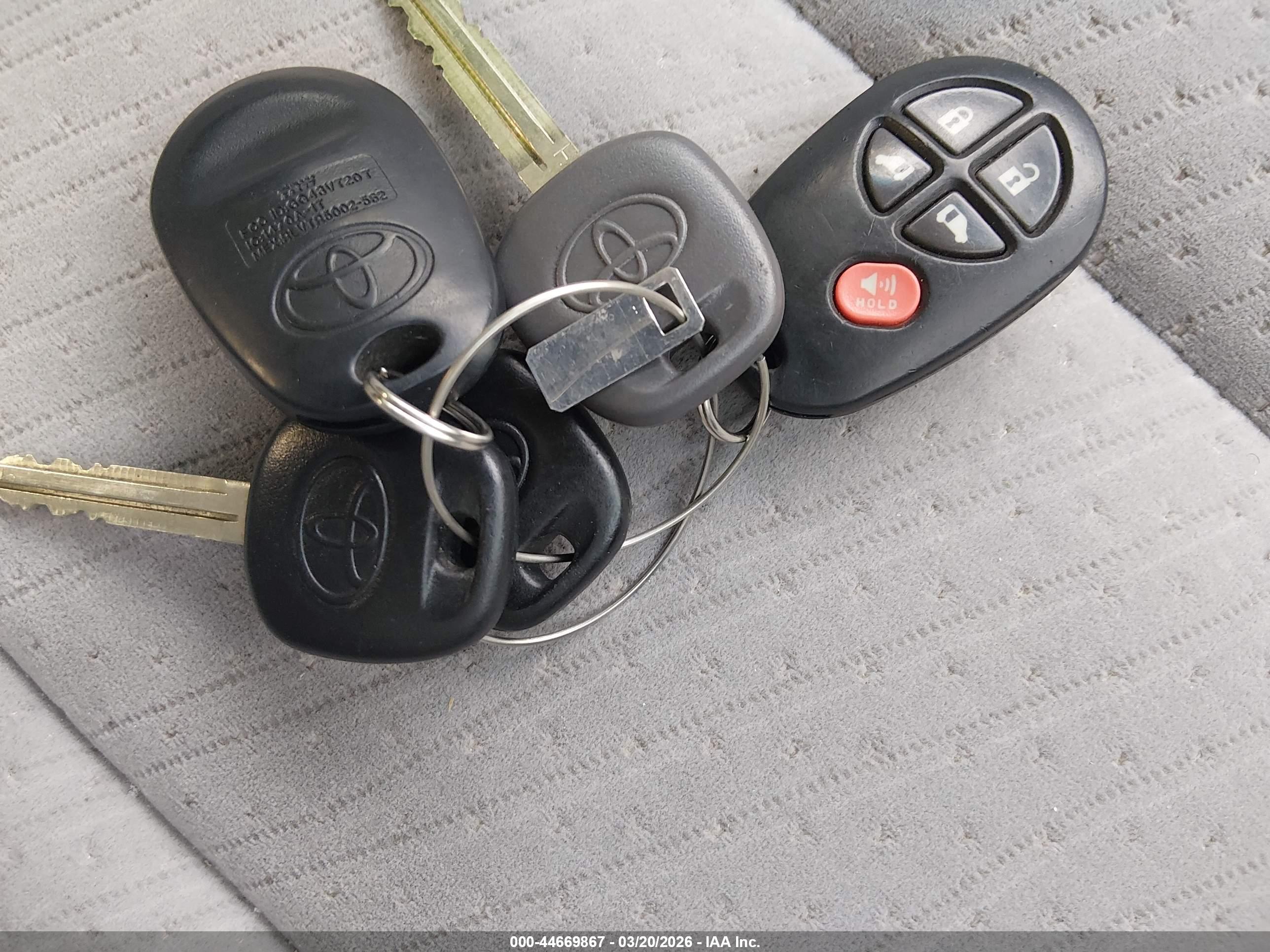 TOYOTA SIENNA image 11
