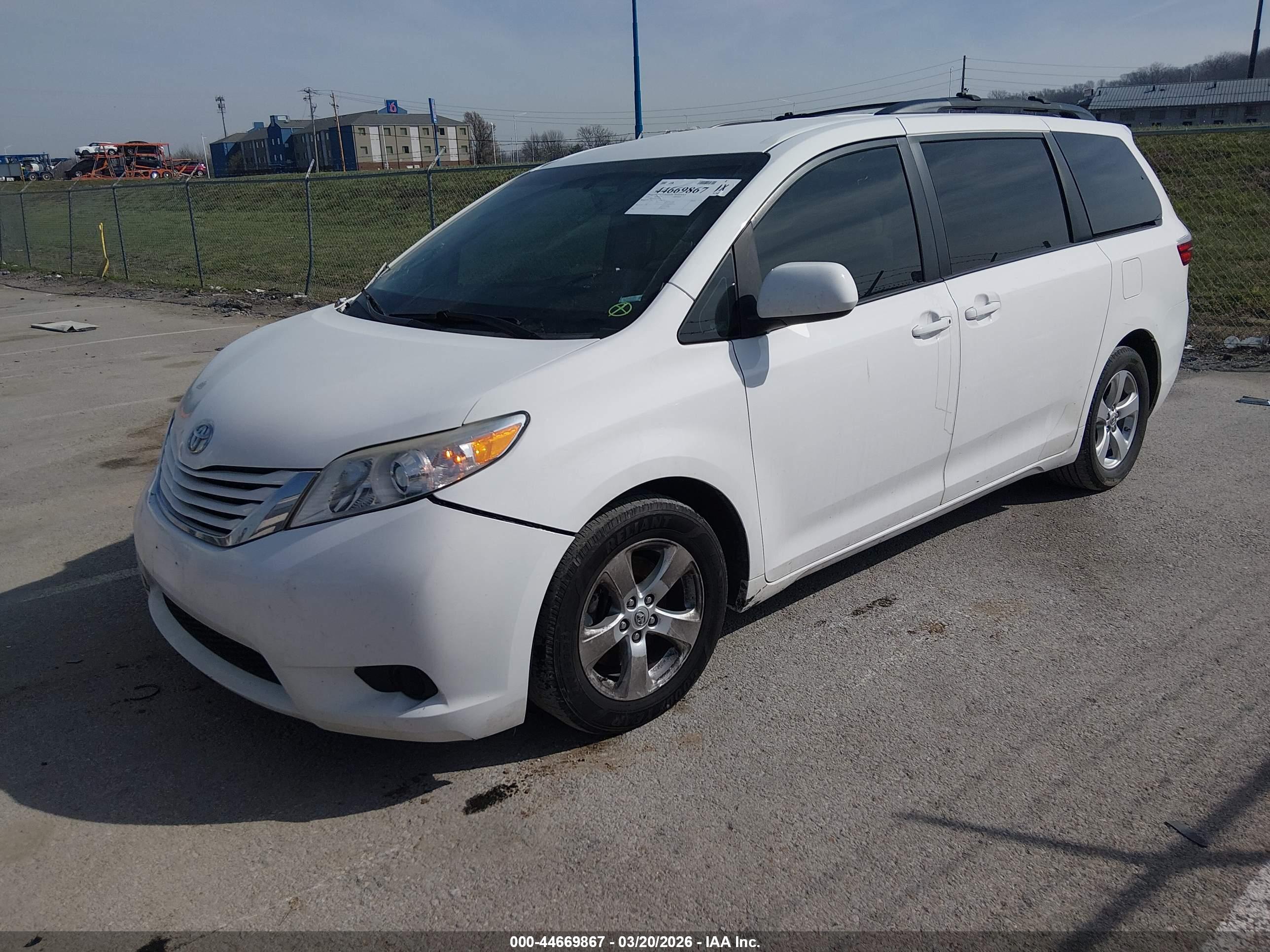 TOYOTA SIENNA image 2