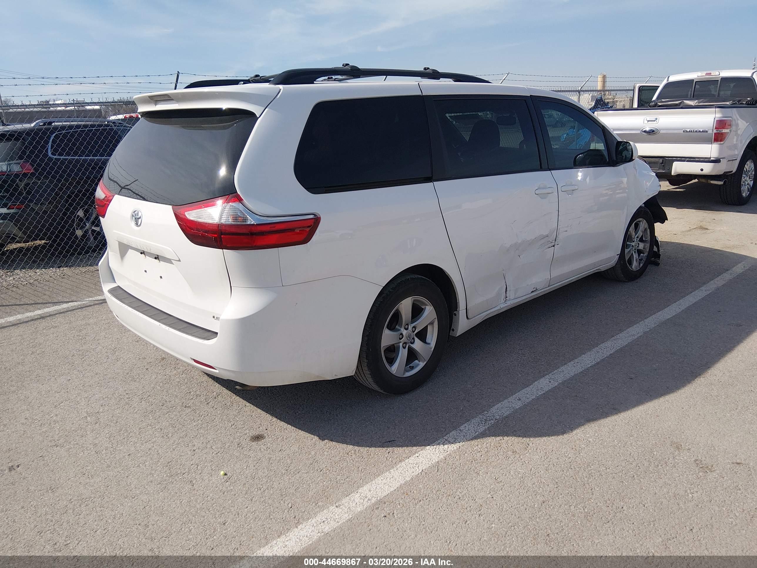 TOYOTA SIENNA image 4