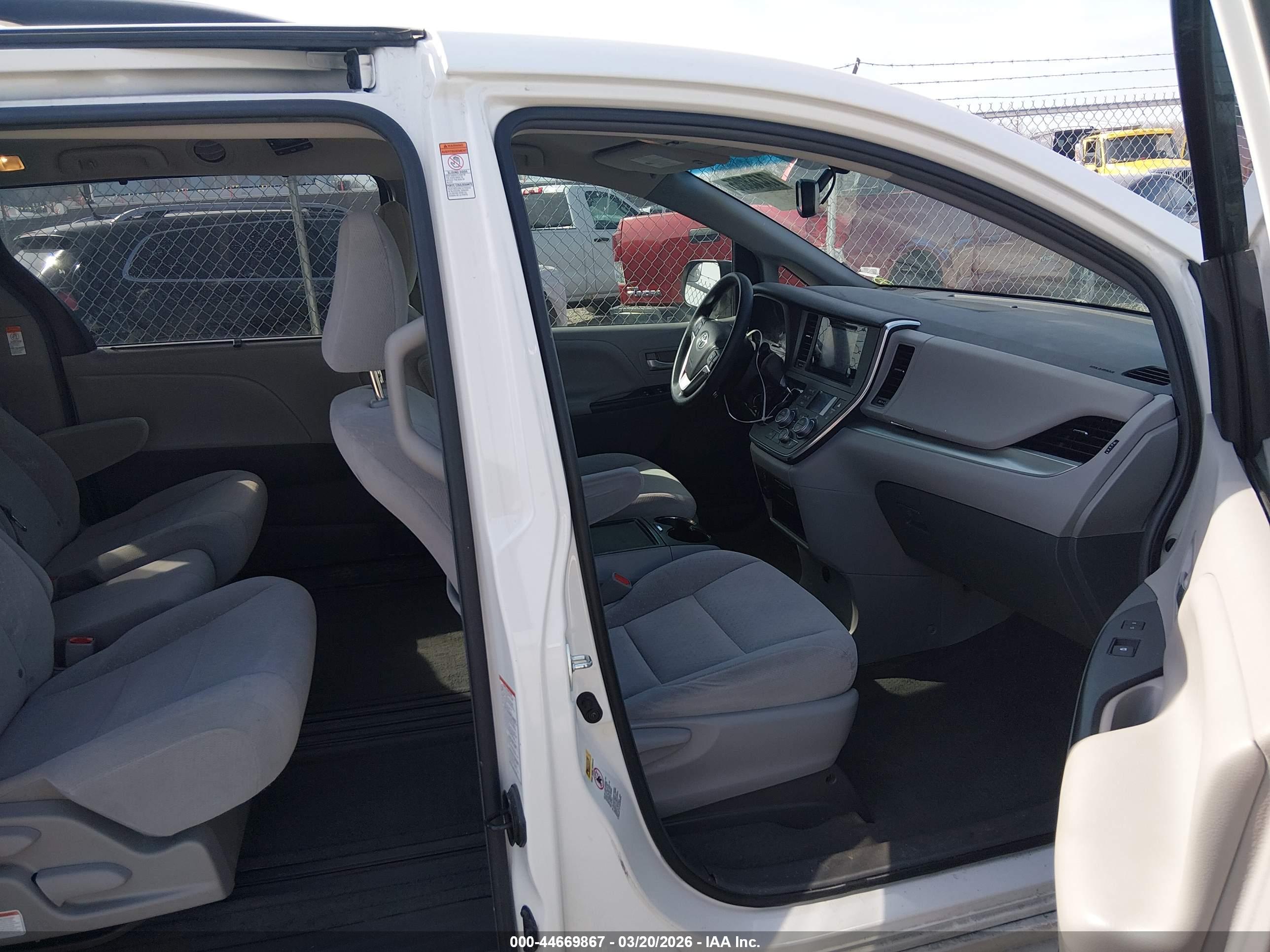 TOYOTA SIENNA image 5