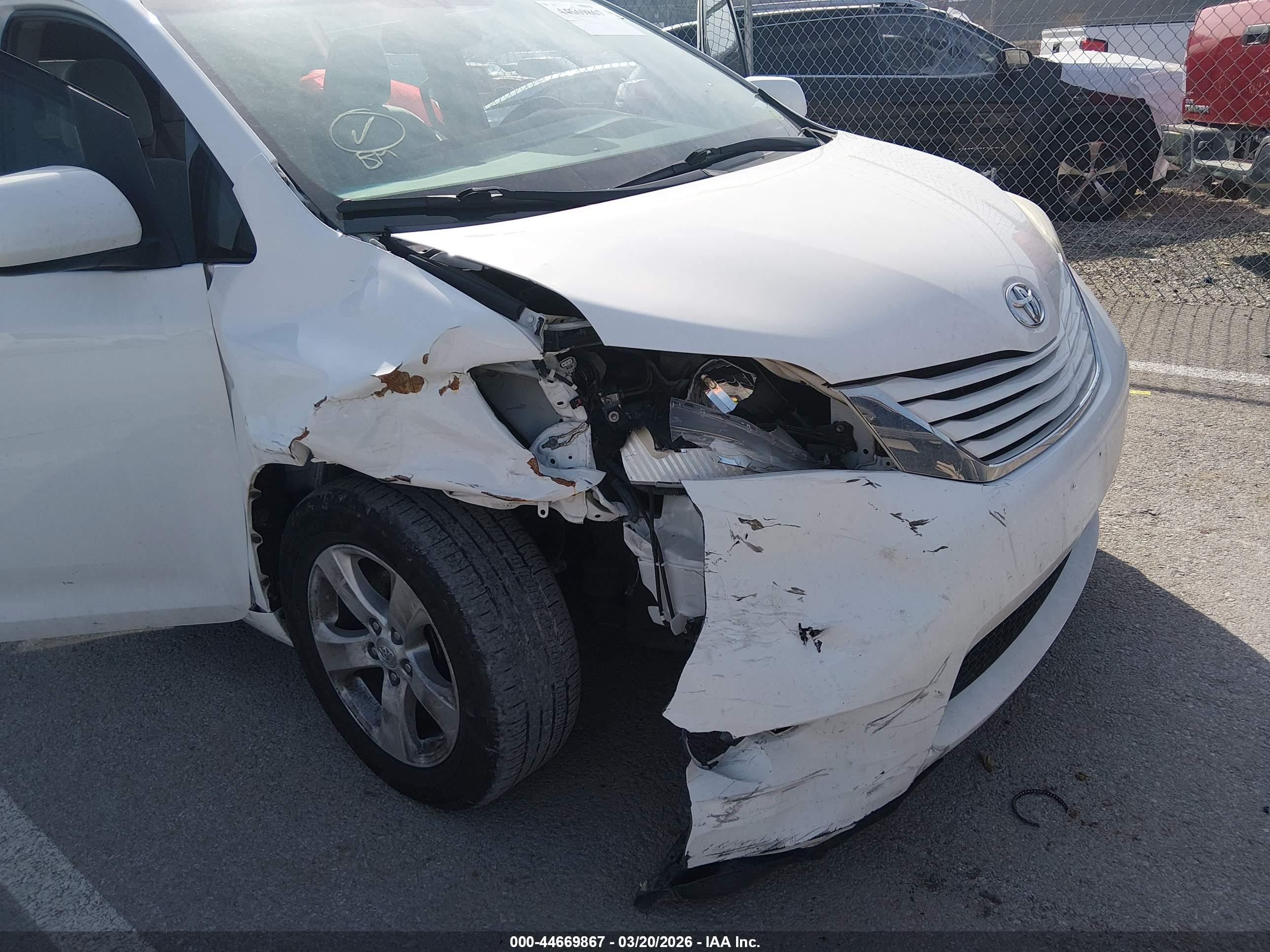 TOYOTA SIENNA image 6