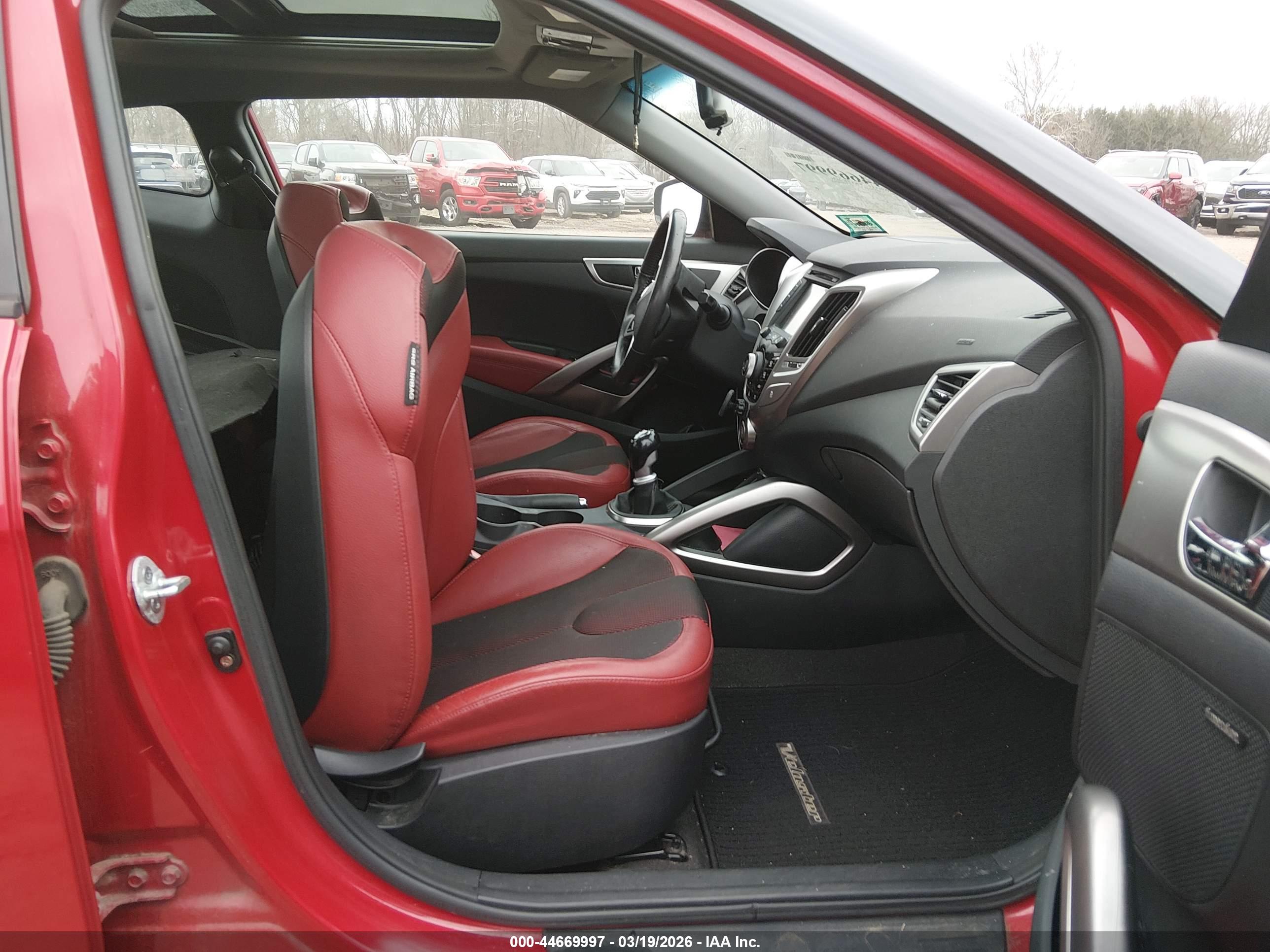 HYUNDAI VELOSTER image 5