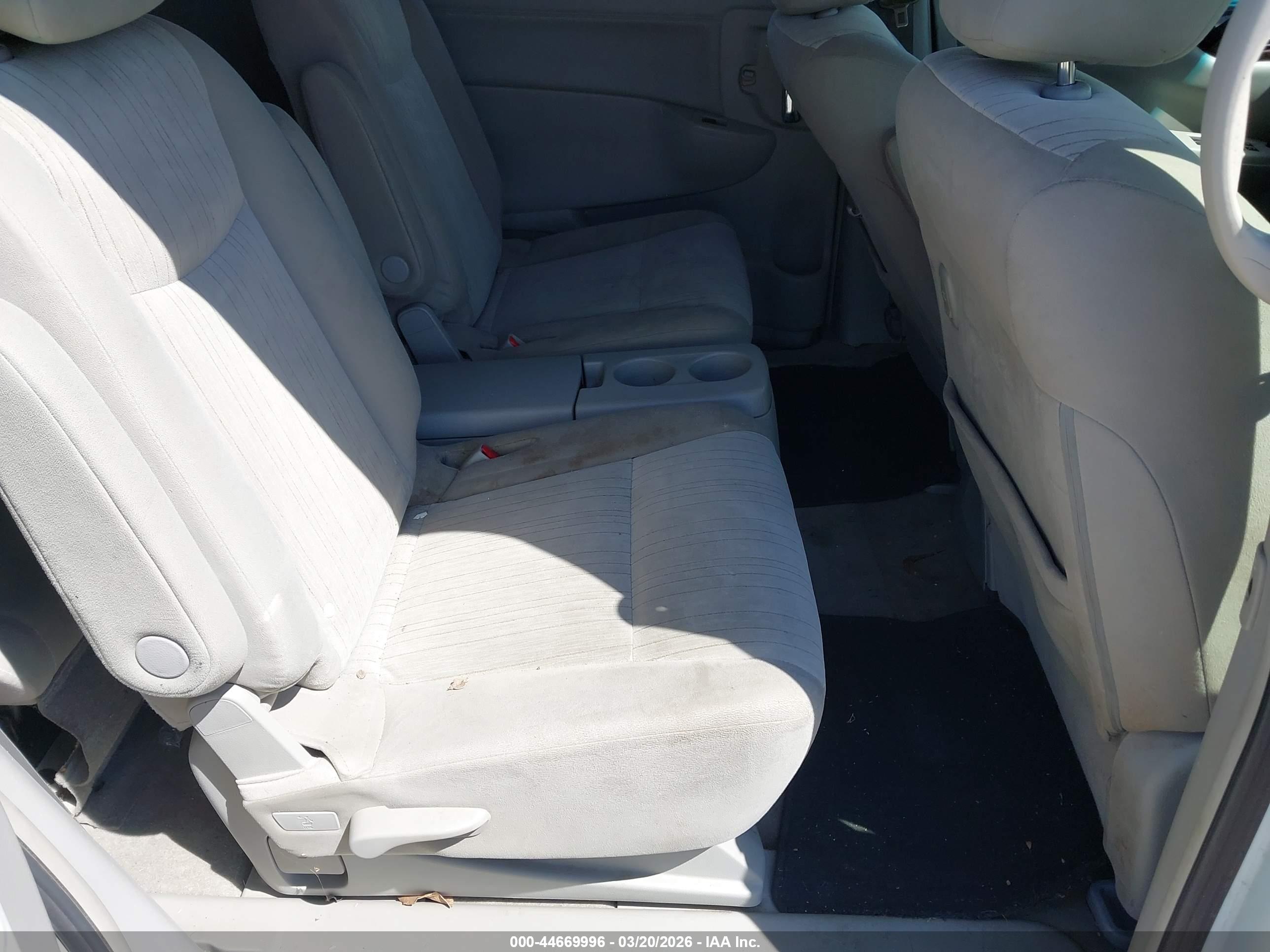 NISSAN QUEST image 8