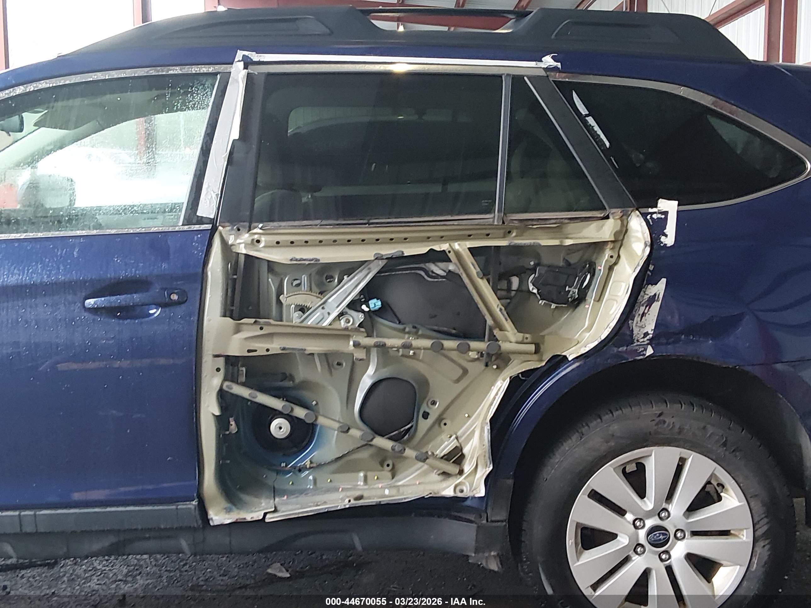 SUBARU OUTBACK image 6