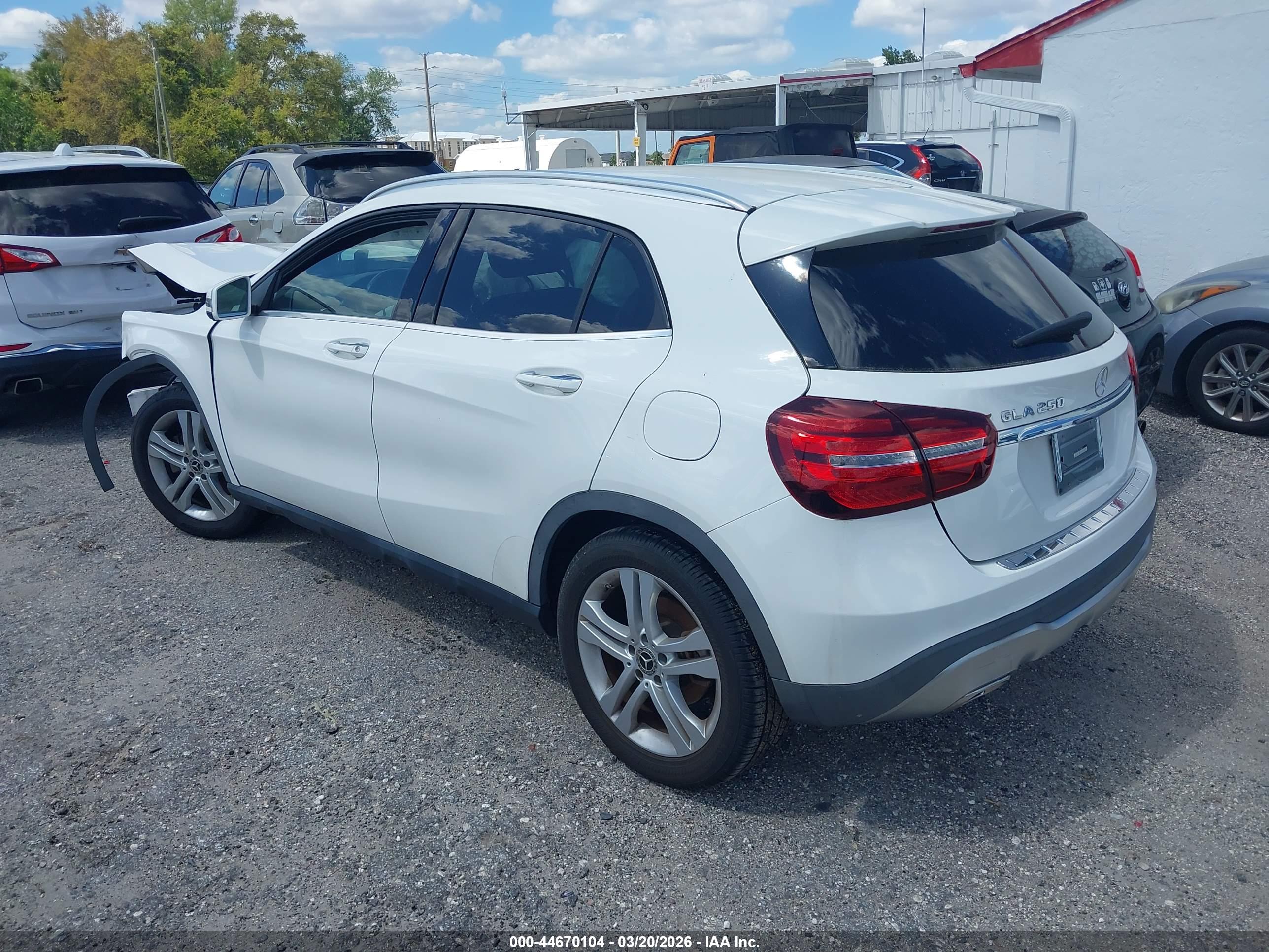 MERCEDES-BENZ GLA image 3