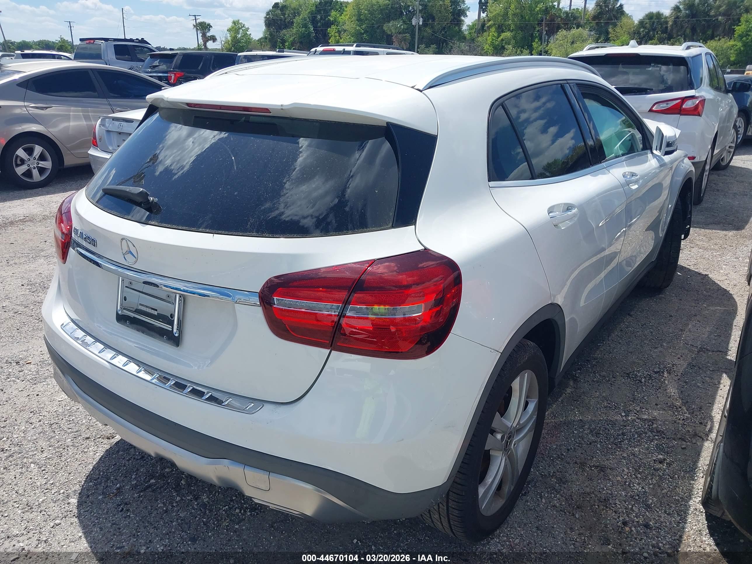 MERCEDES-BENZ GLA image 4