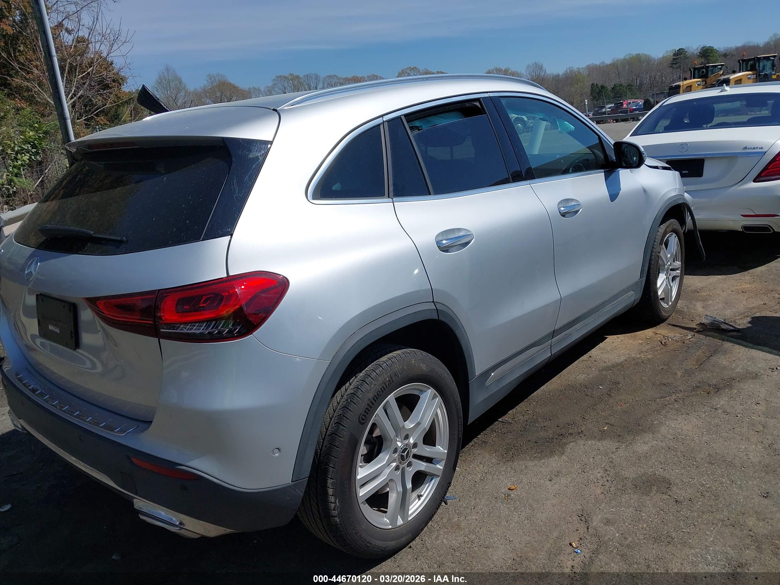 MERCEDES-BENZ GLA image 4