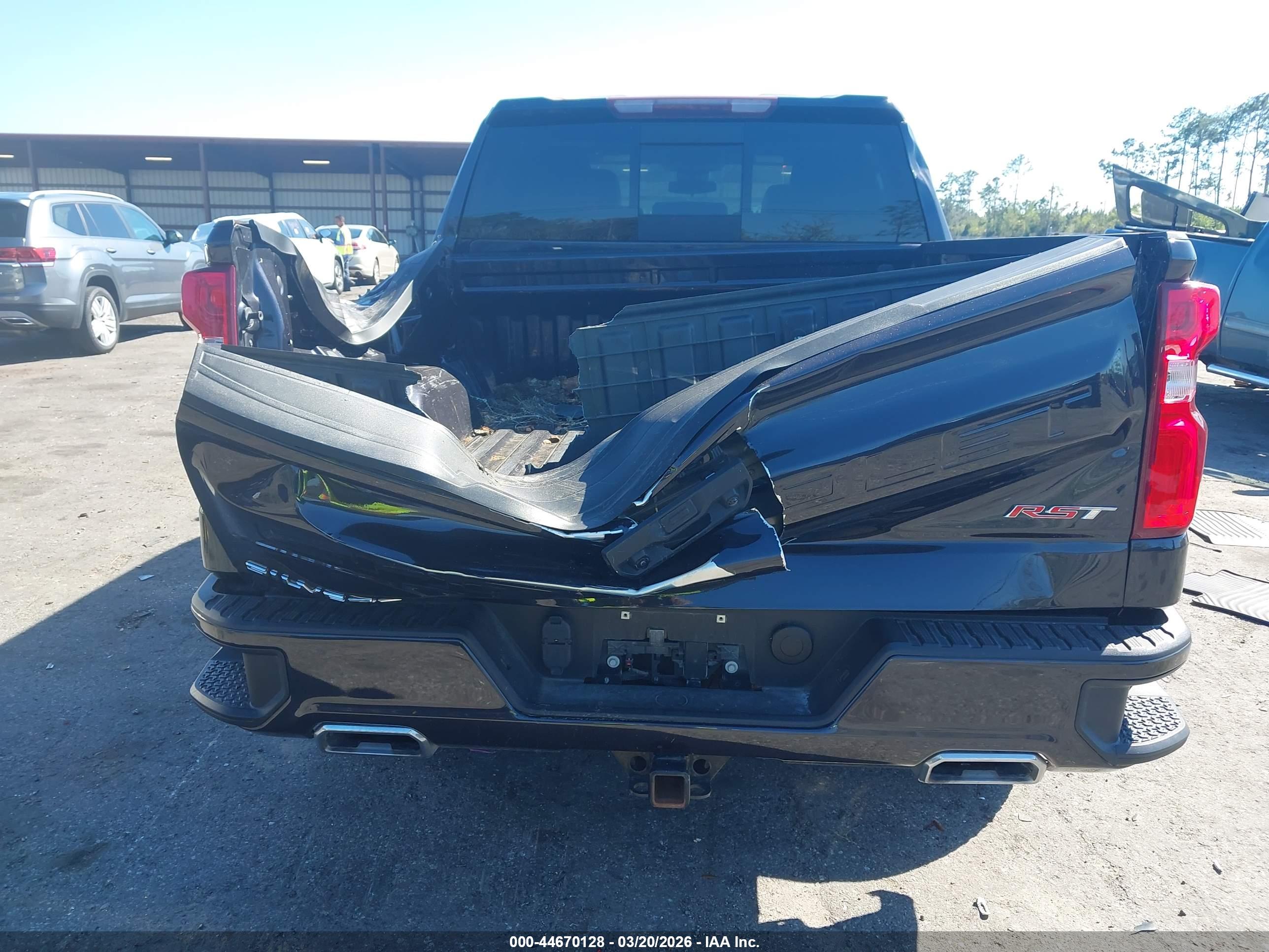CHEVROLET SILVERADO image 6