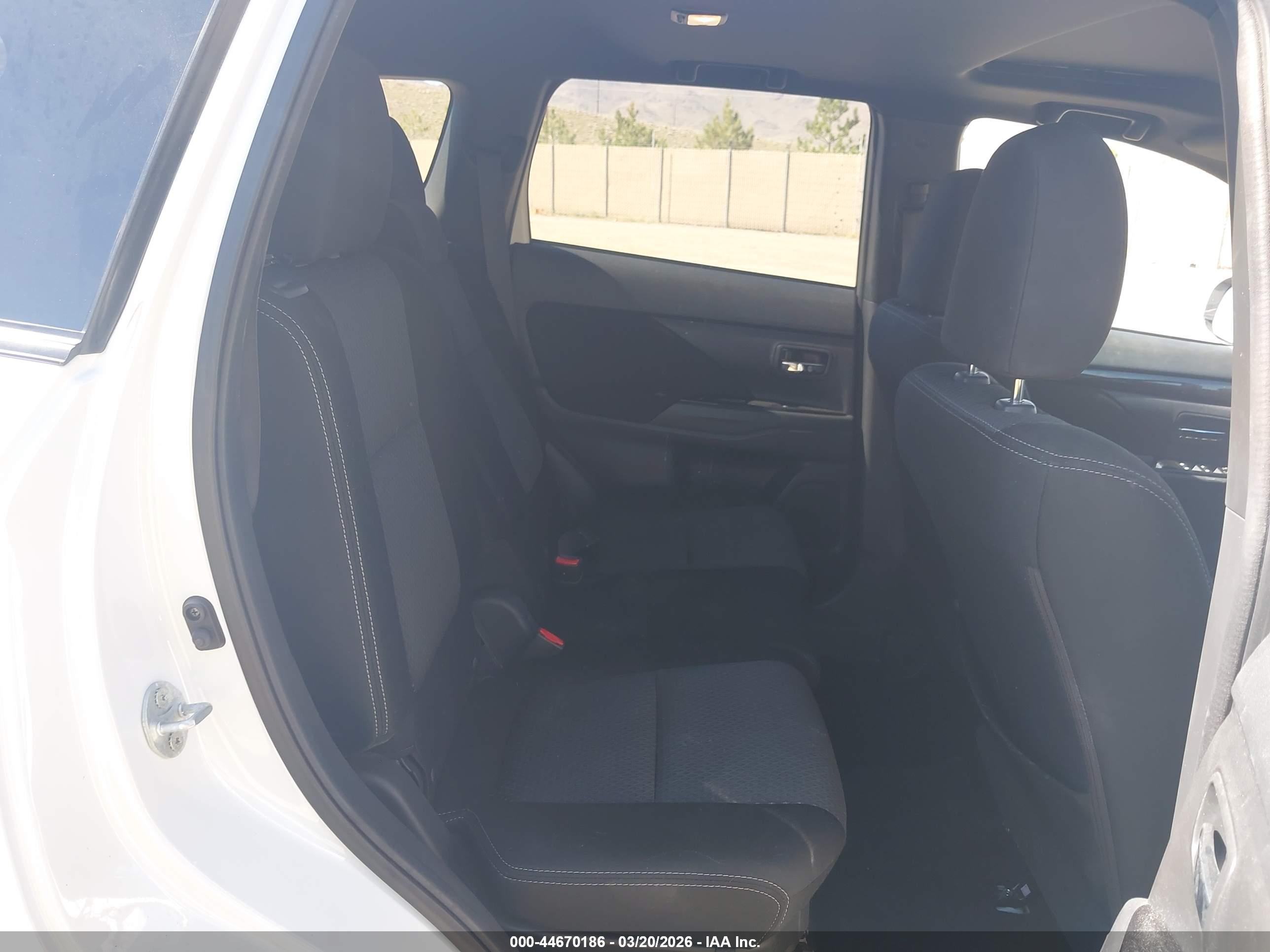 MITSUBISHI OUTLANDER image 8