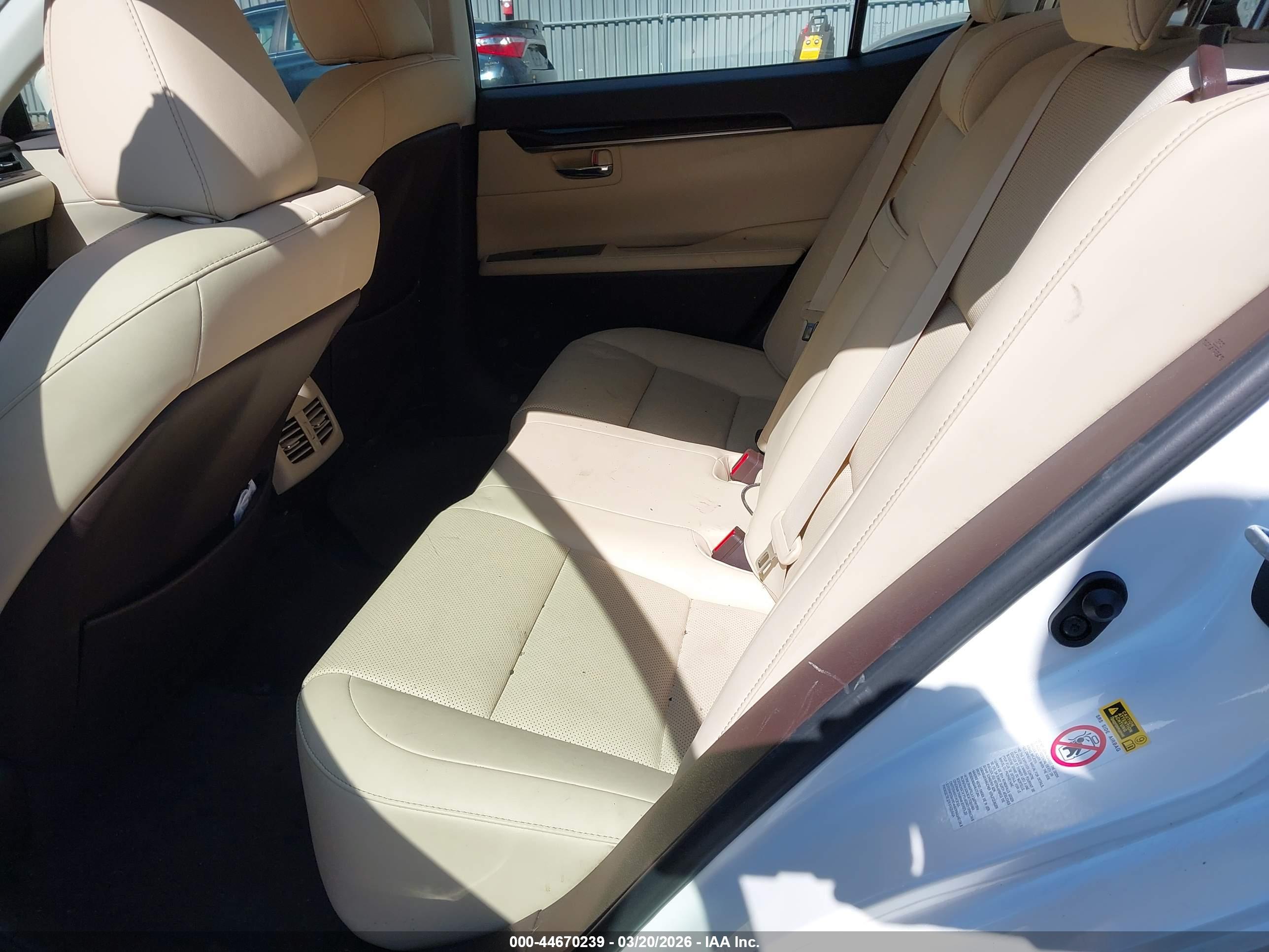LEXUS ES image 8