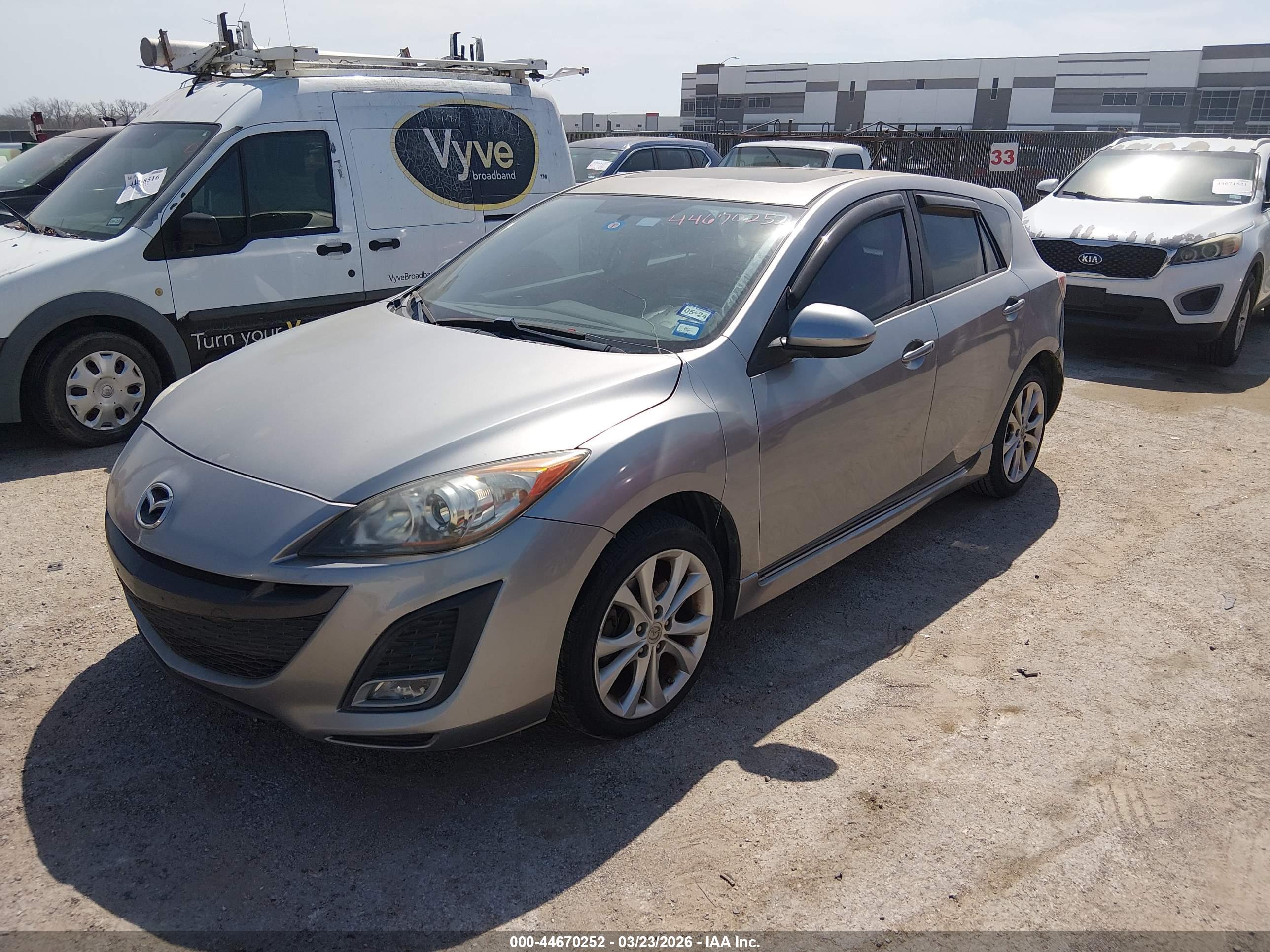 MAZDA MAZDA3 image 2