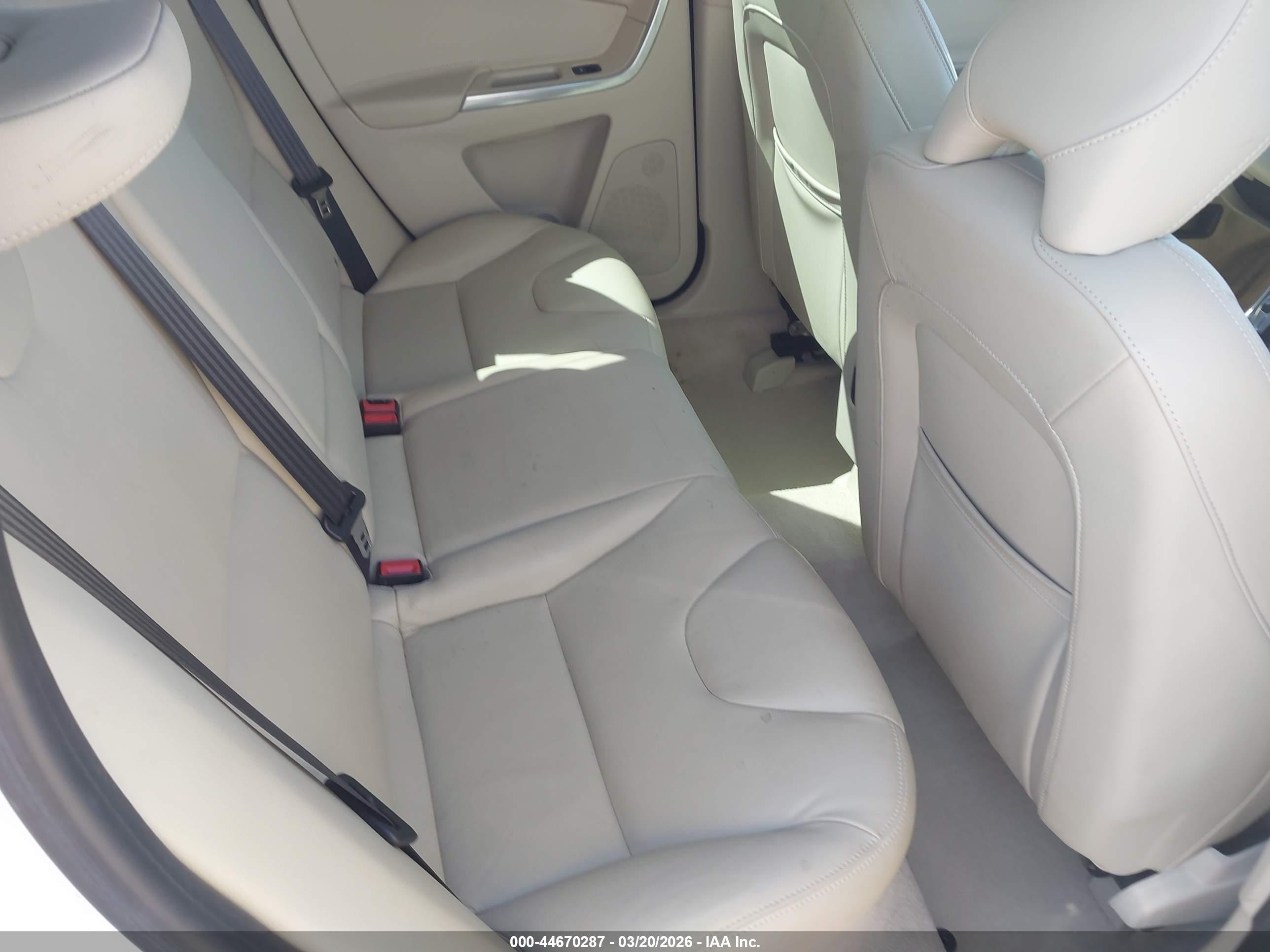 VOLVO XC60 image 8