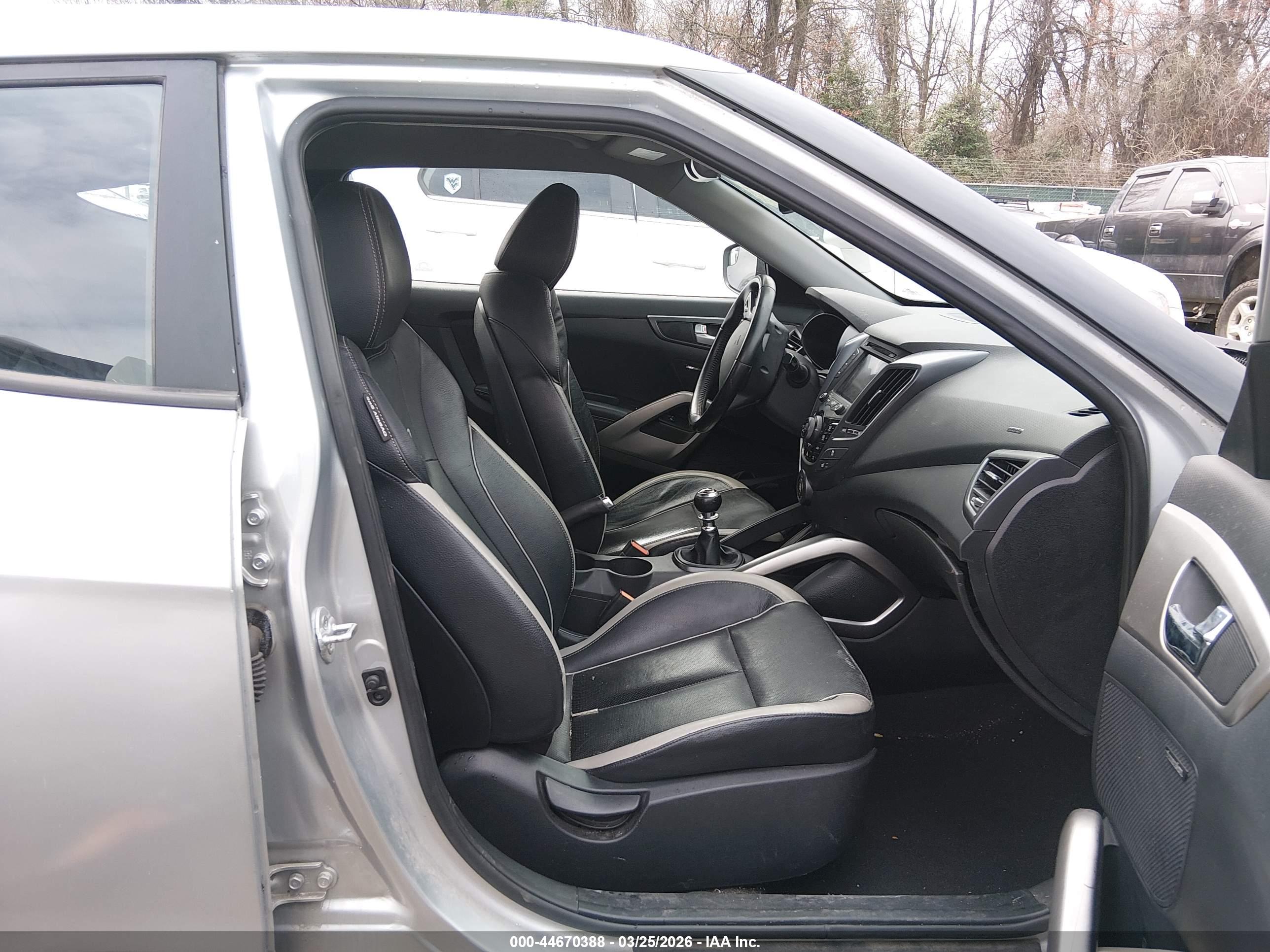 HYUNDAI VELOSTER image 5