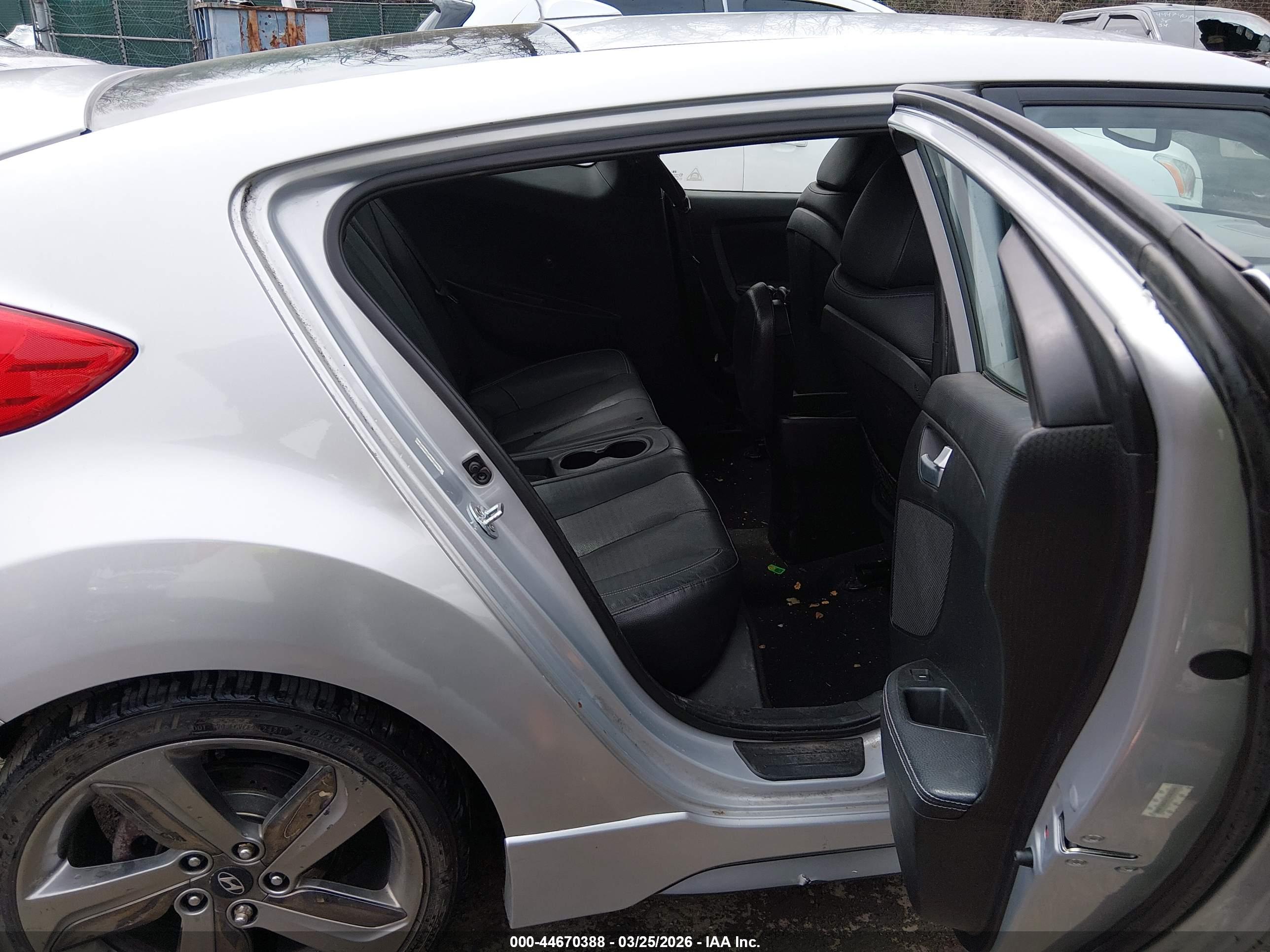 HYUNDAI VELOSTER image 8