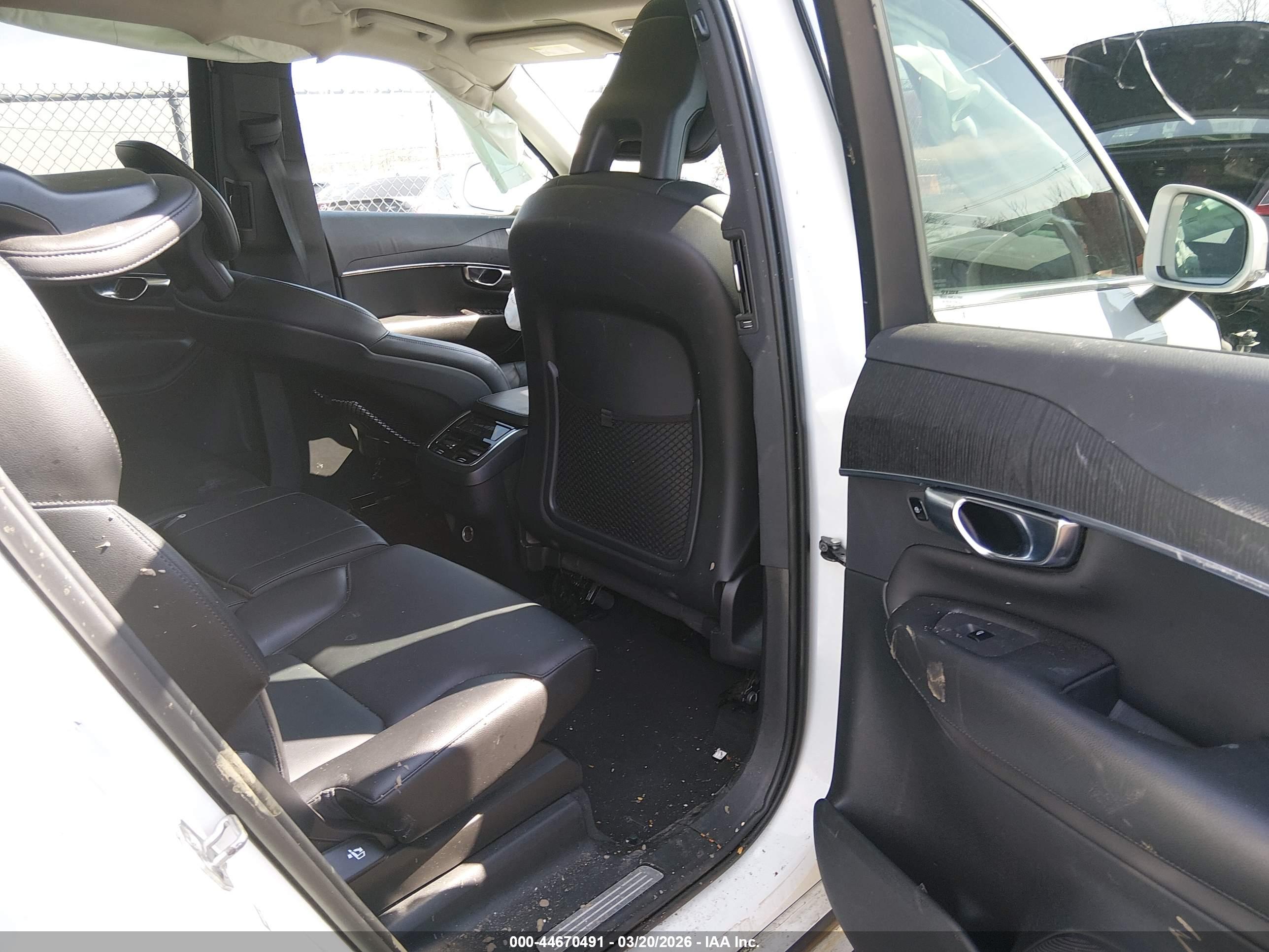 VOLVO XC90 image 8