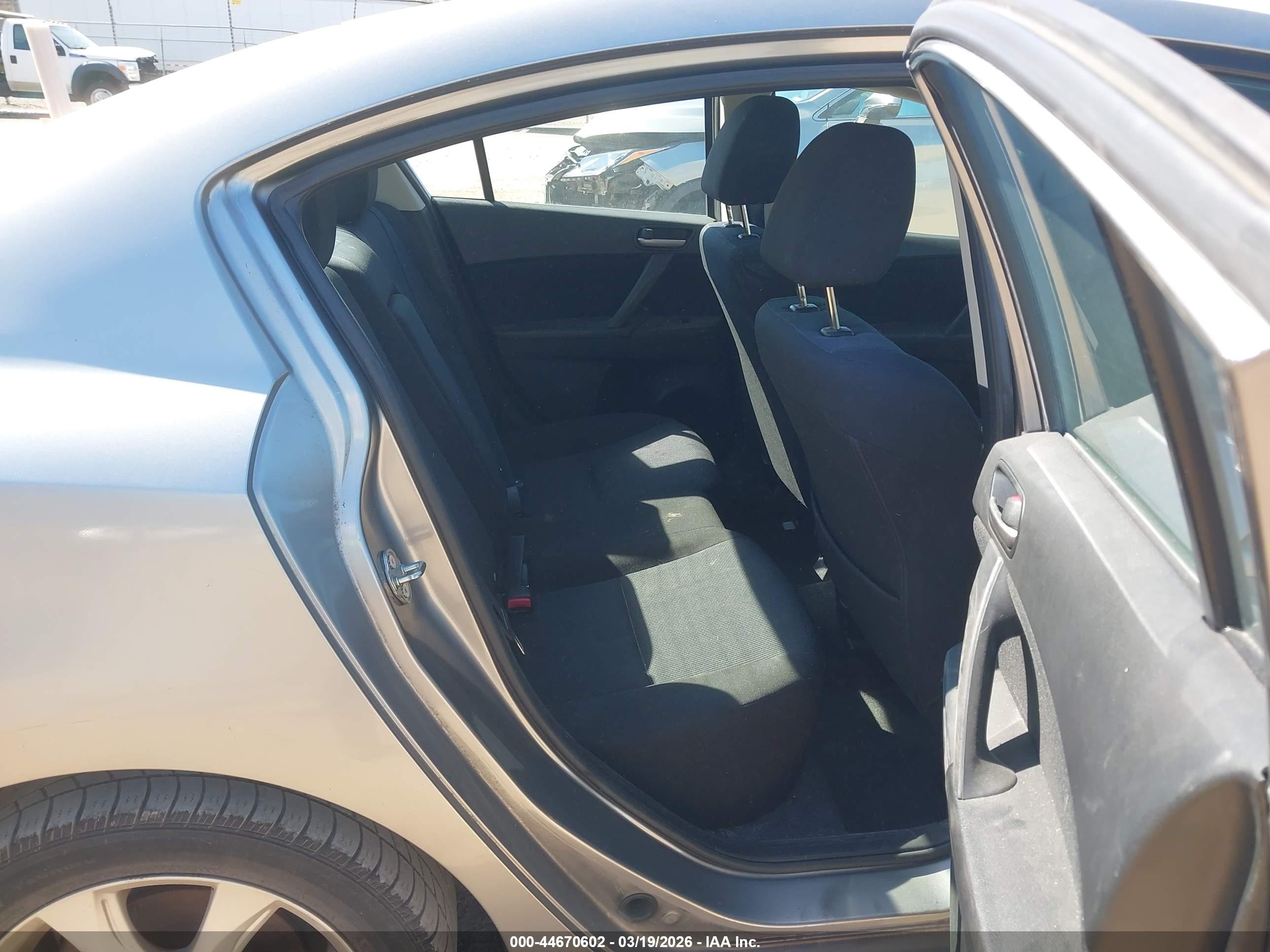 MAZDA MAZDA3 image 8