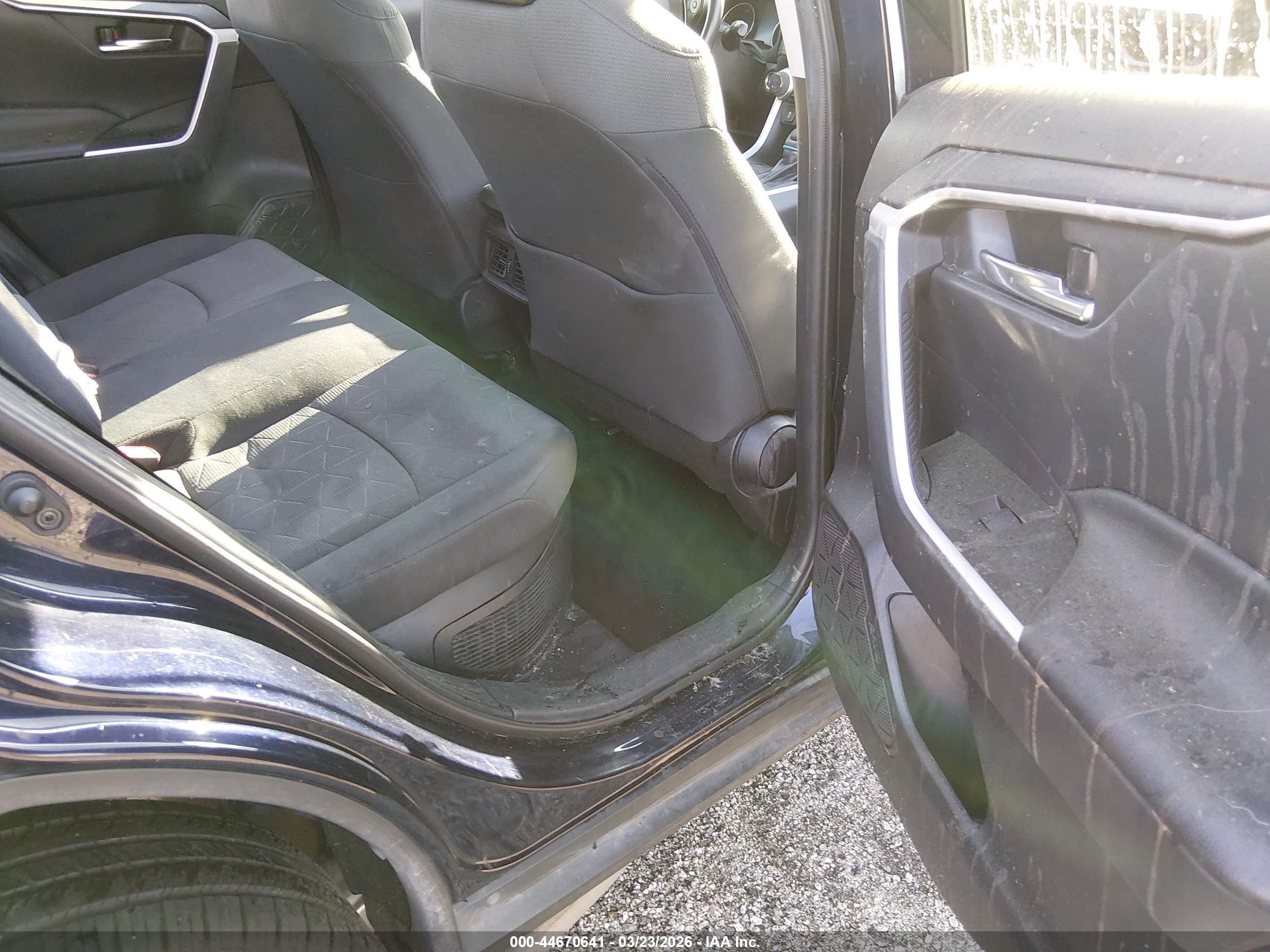 TOYOTA RAV4 image 8
