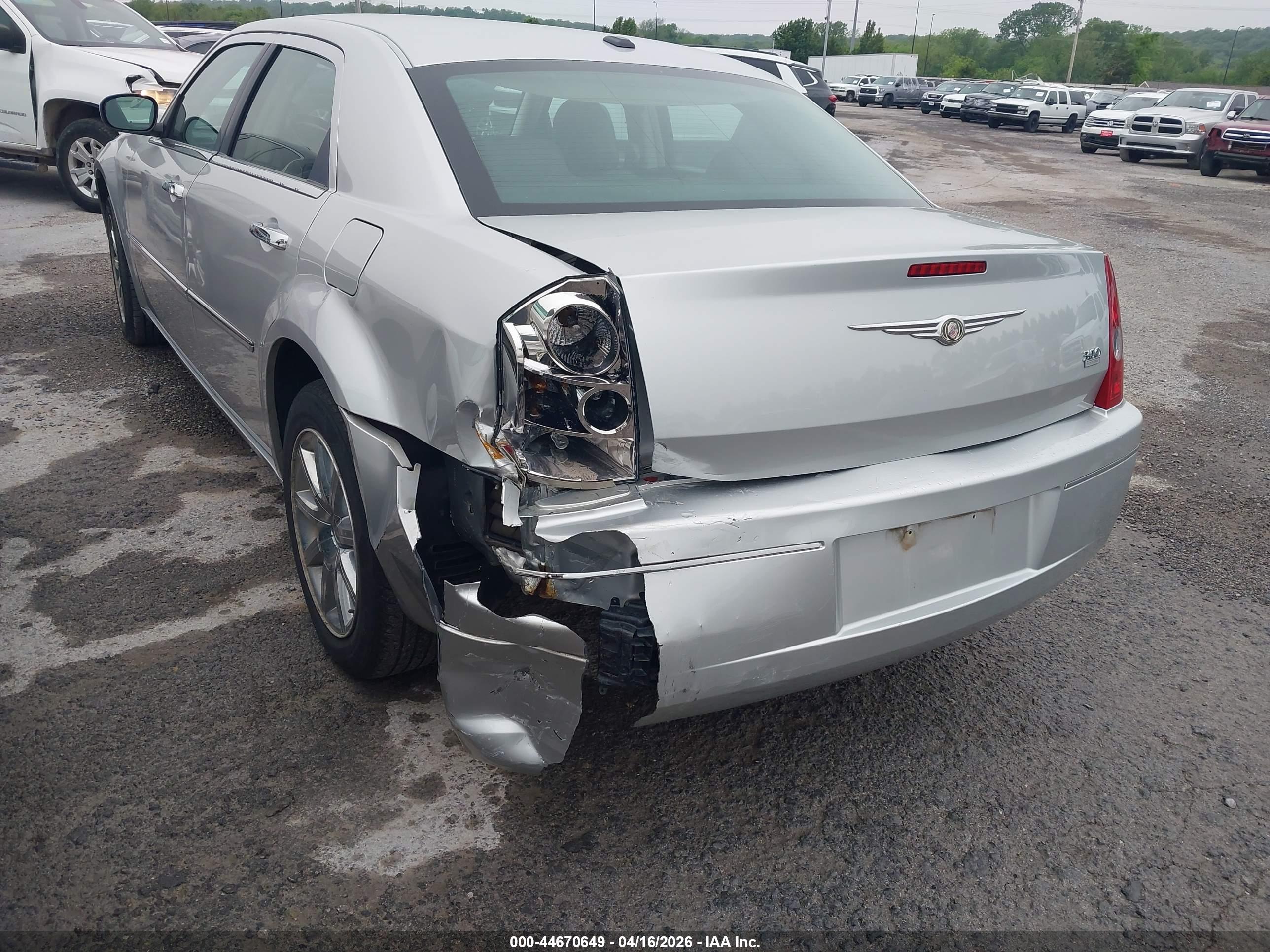 CHRYSLER 300 image 6