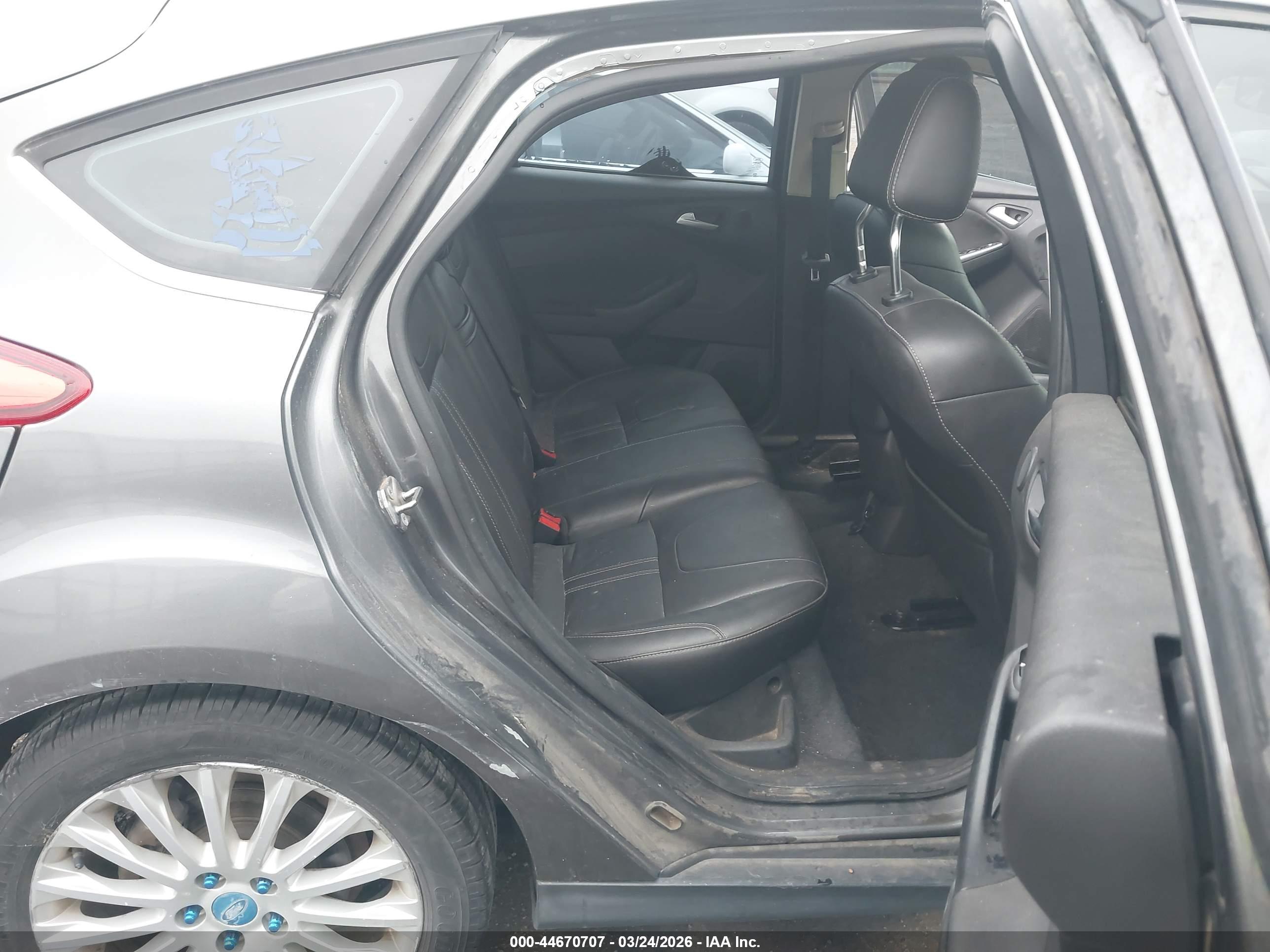 FORD FOCUS image 8