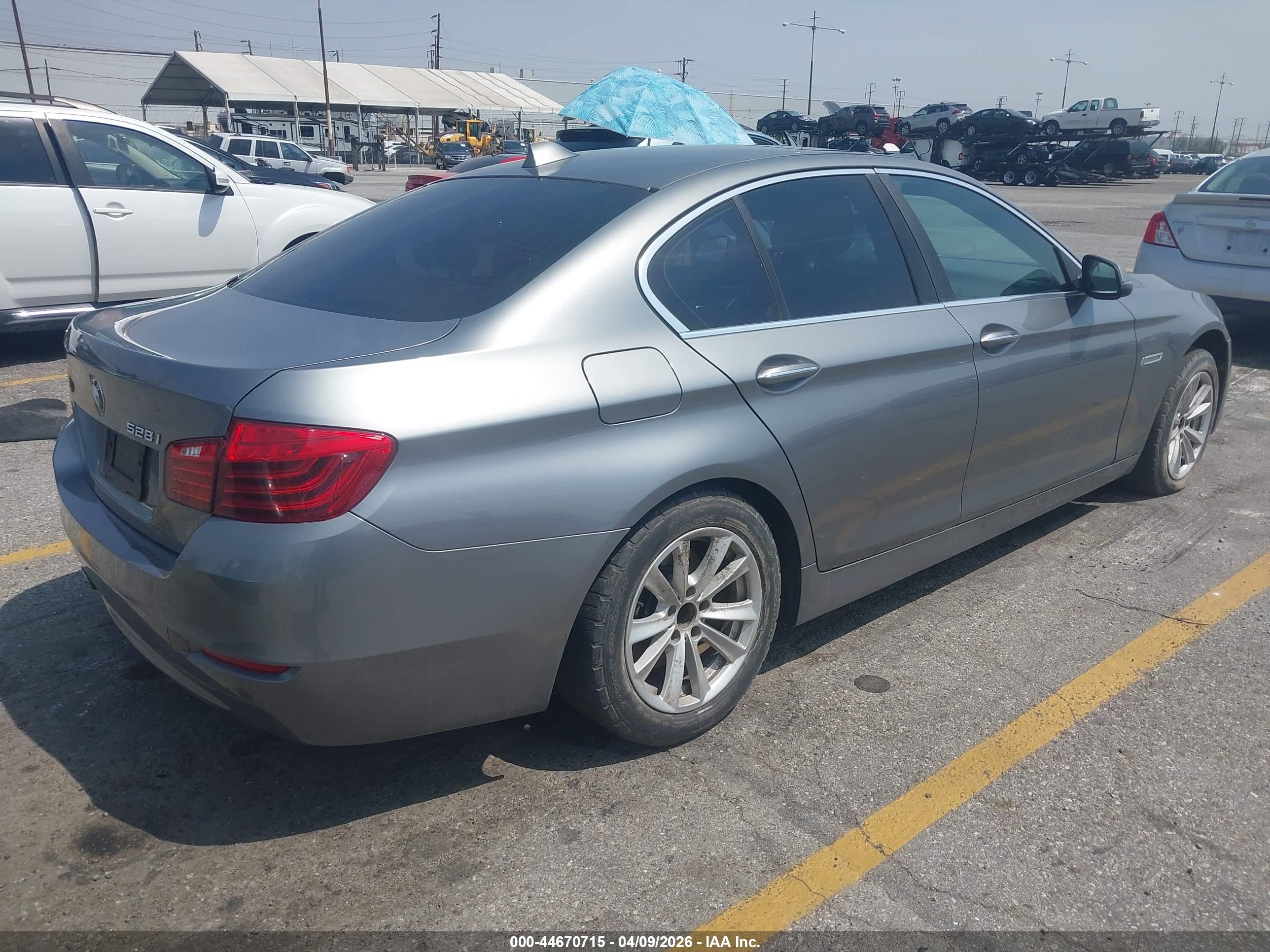 BMW 528I image 4