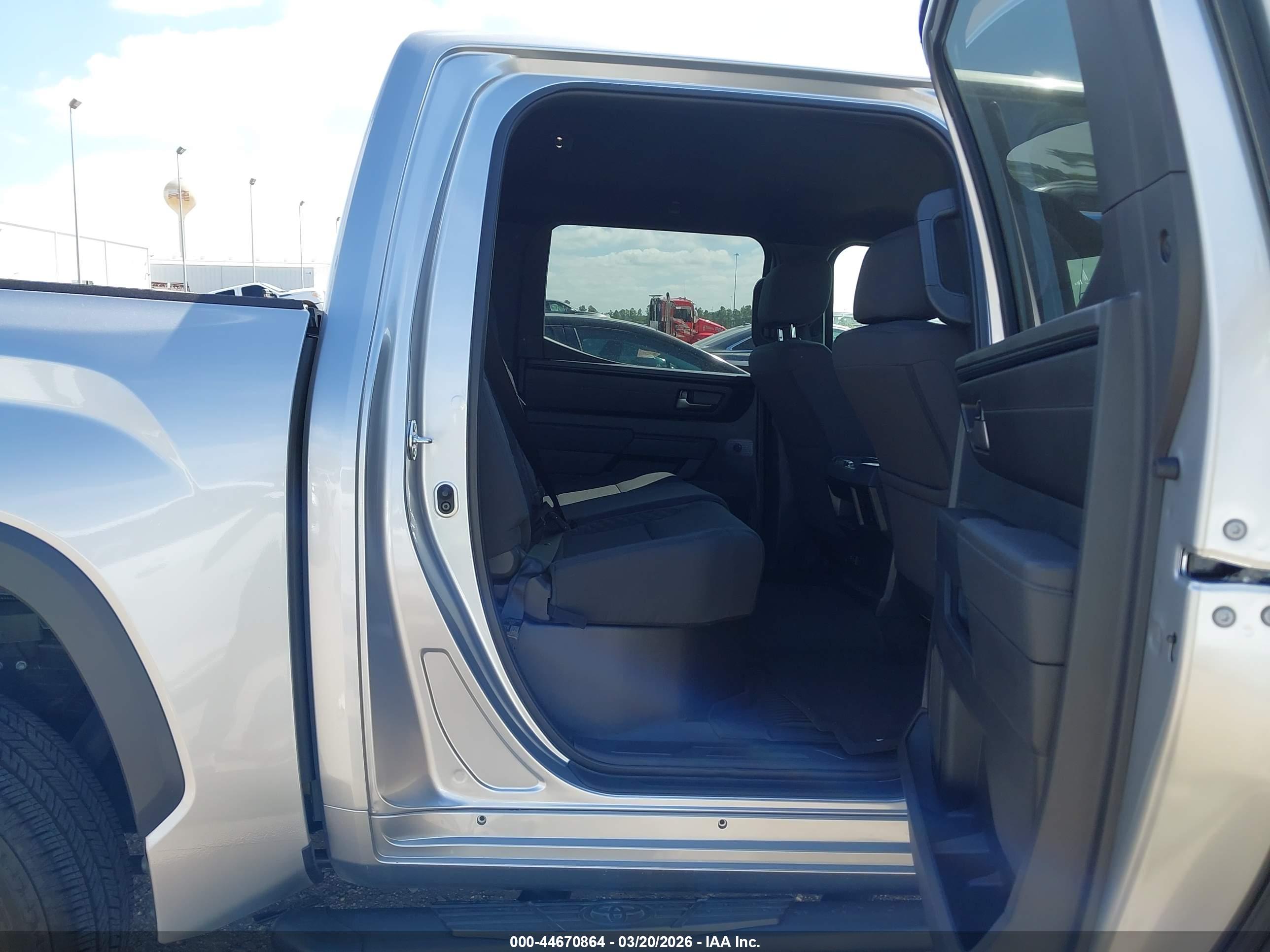 TOYOTA TUNDRA image 8