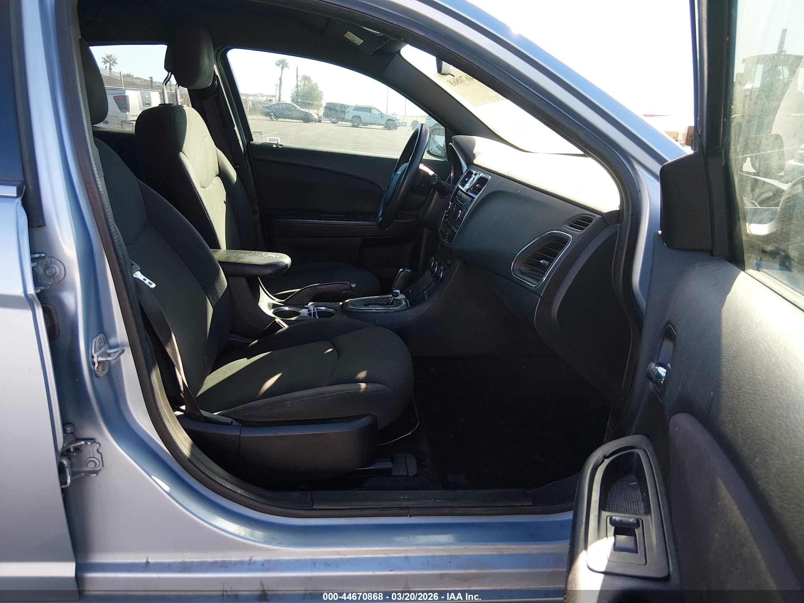 CHRYSLER 200 image 5