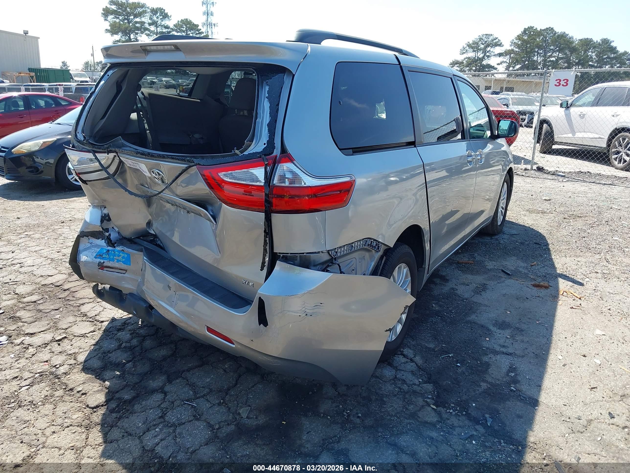 TOYOTA SIENNA image 4