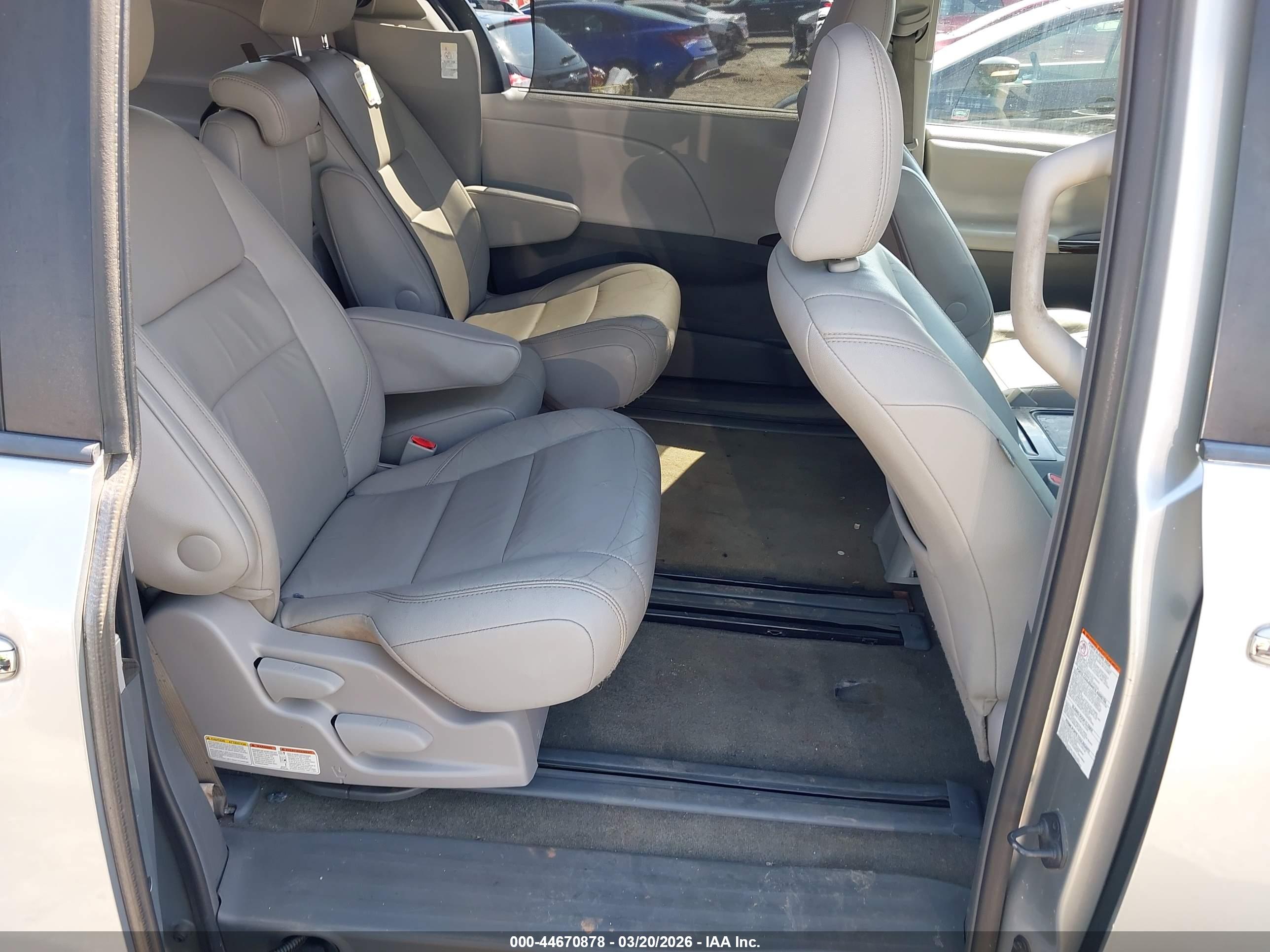 TOYOTA SIENNA image 8