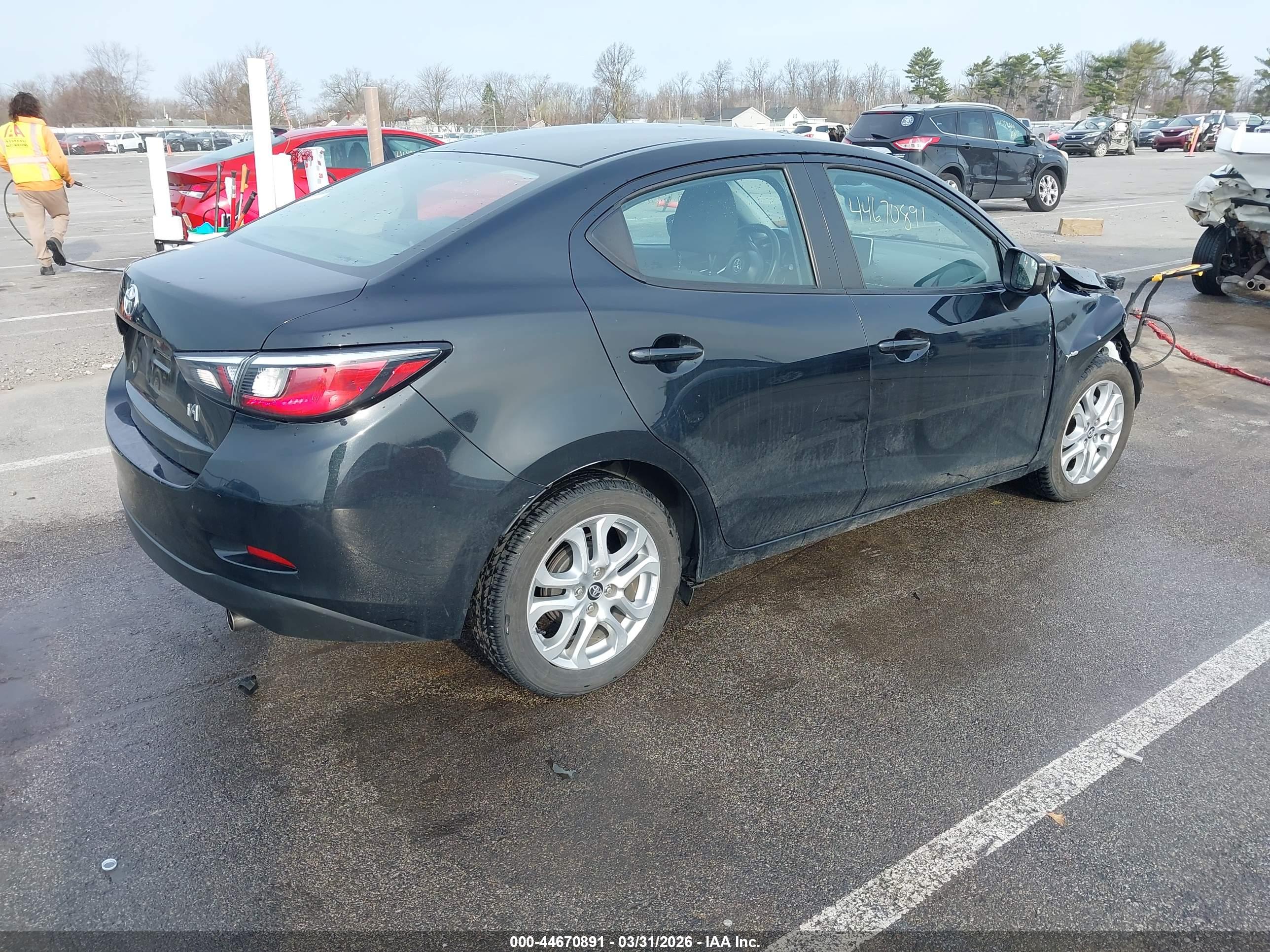 TOYOTA YARIS image 4