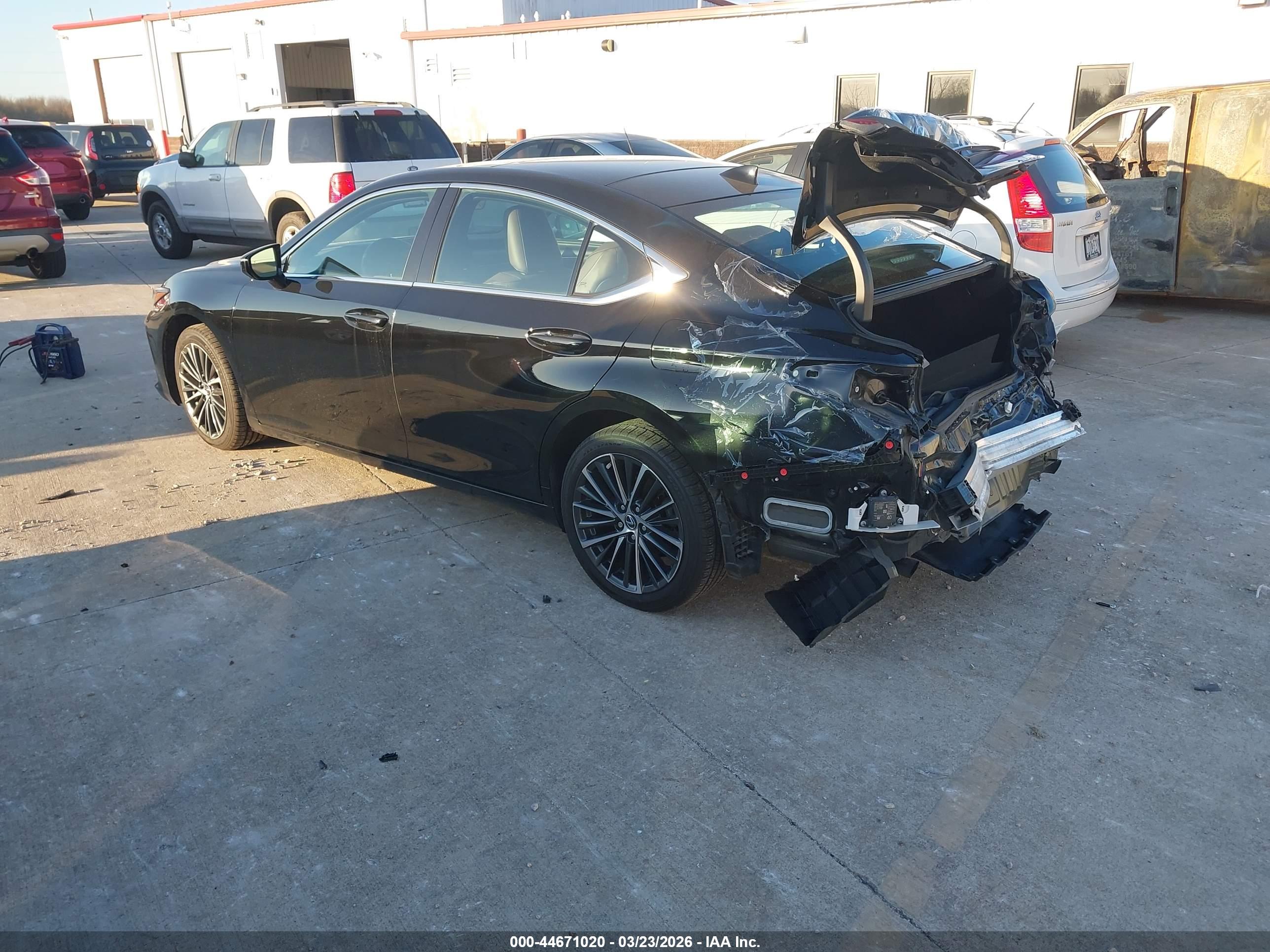 LEXUS ES image 3