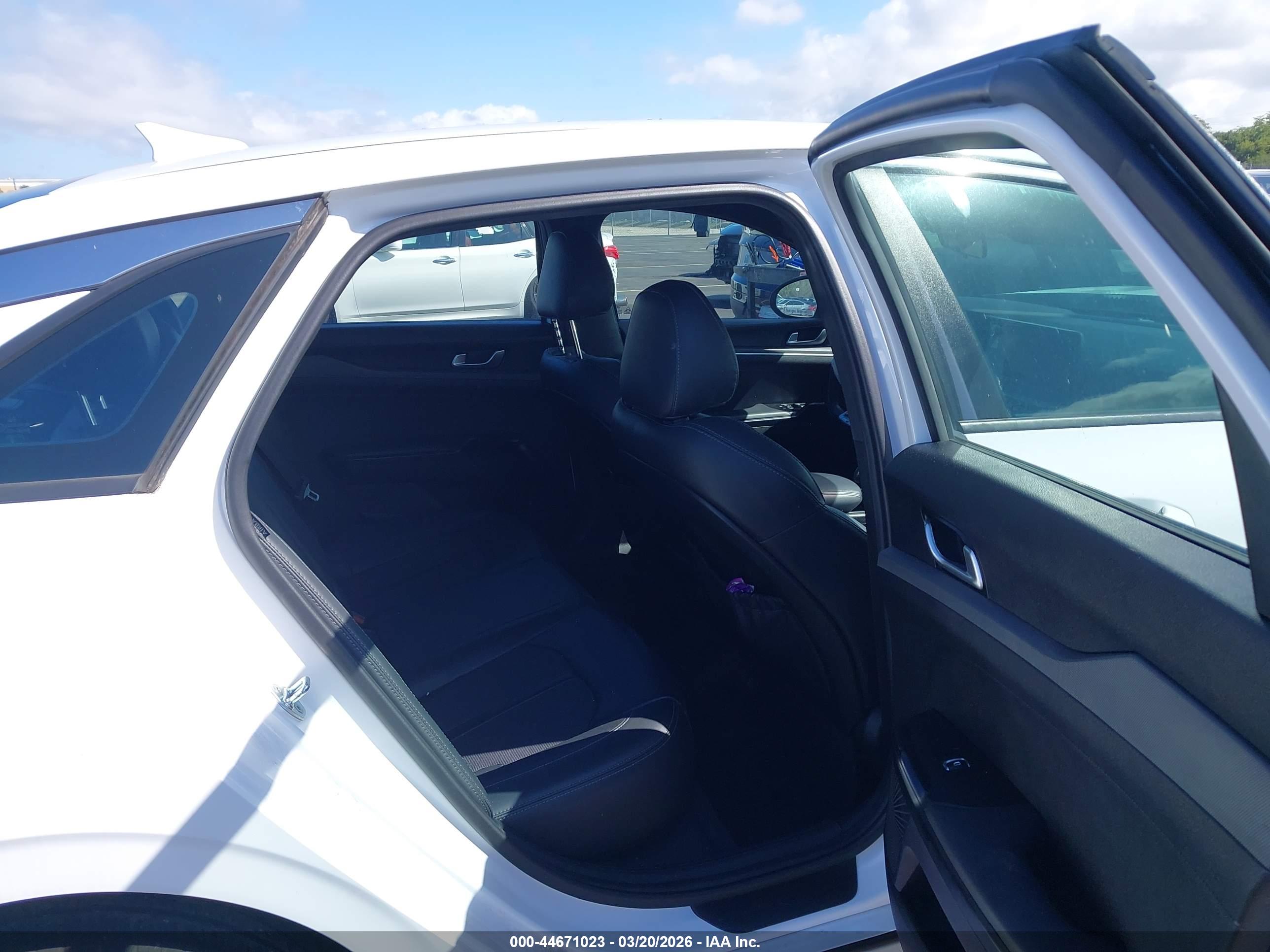 KIA K5 image 8