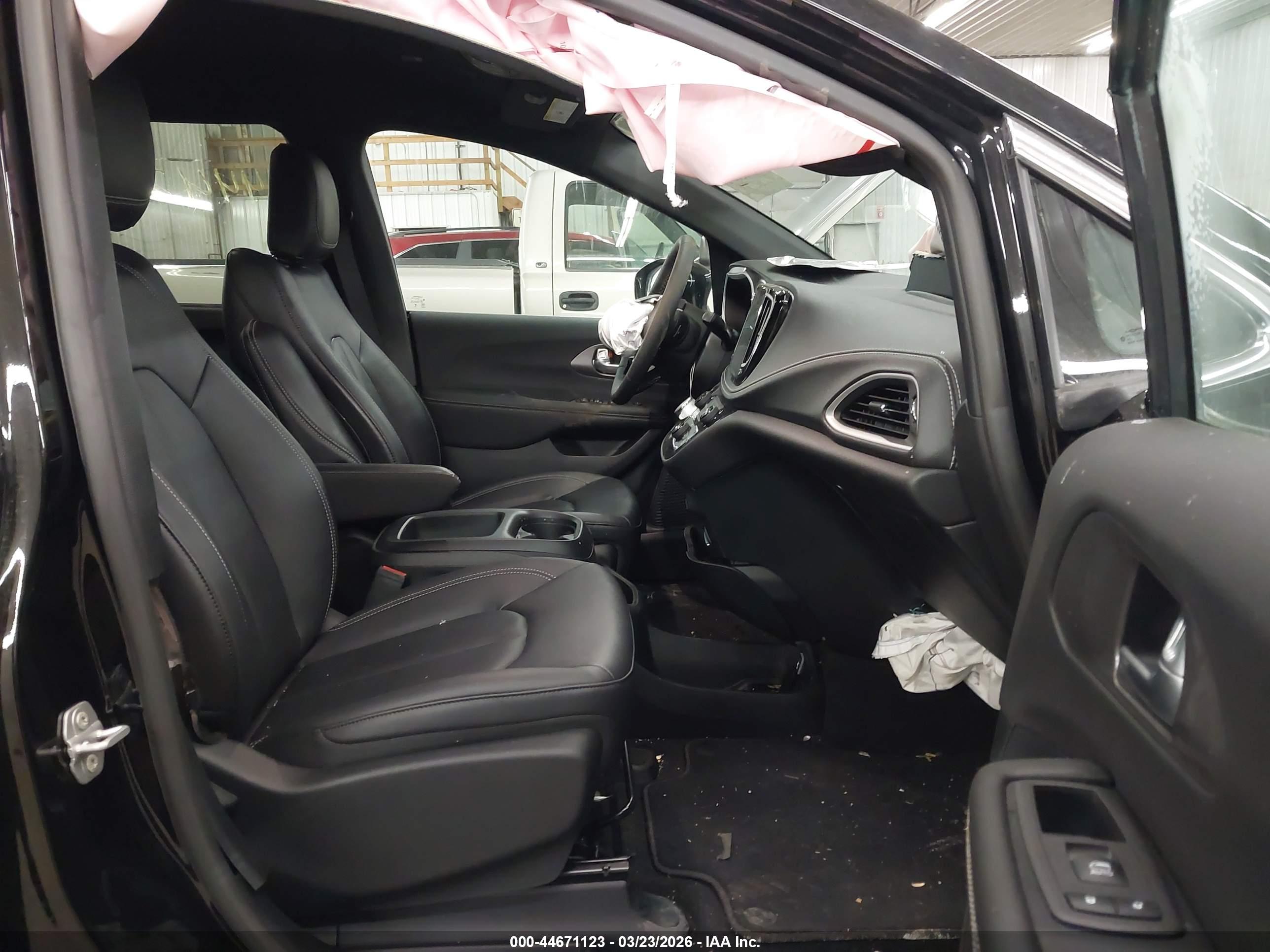 CHRYSLER PACIFICA image 5