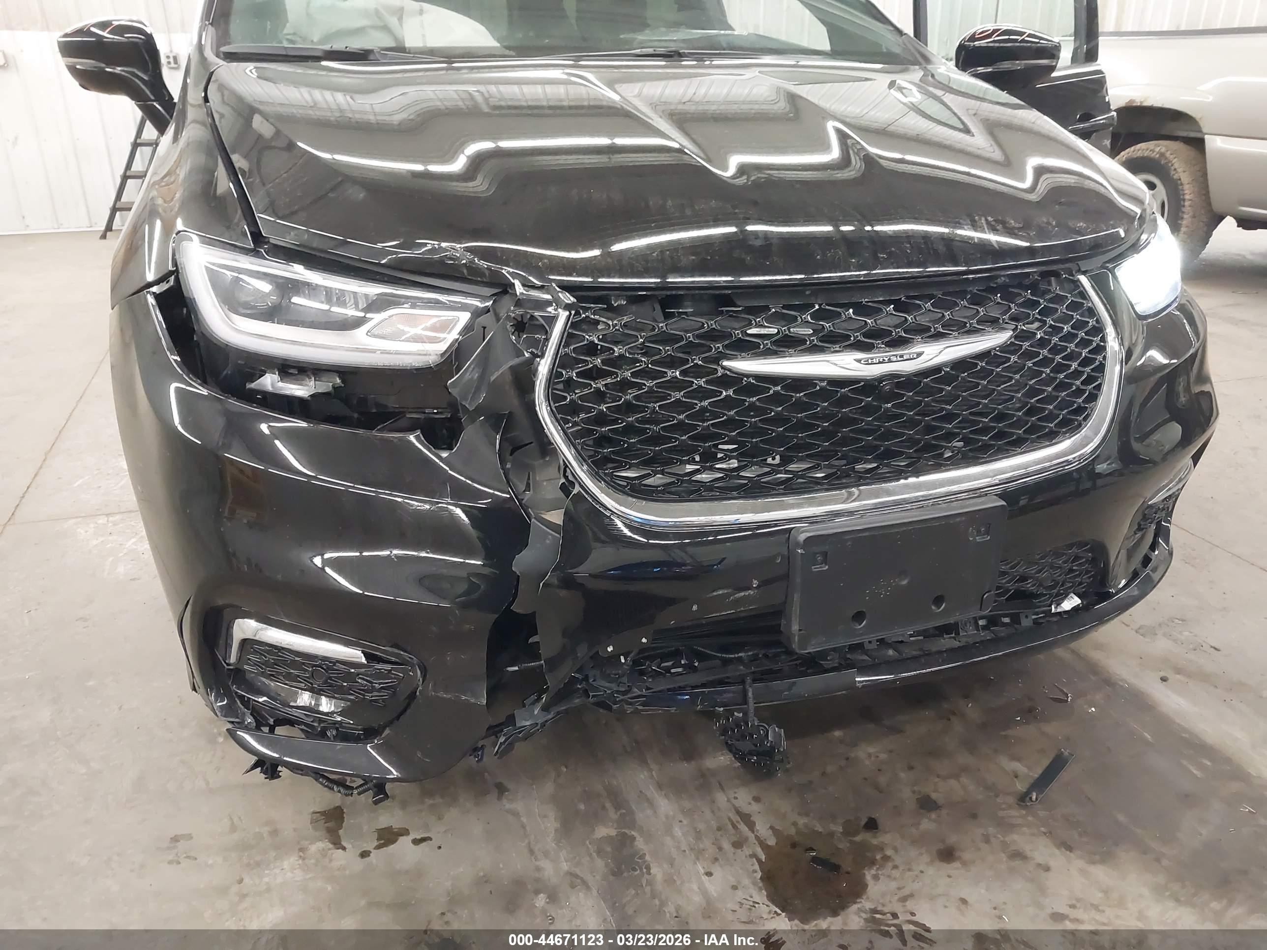 CHRYSLER PACIFICA image 6