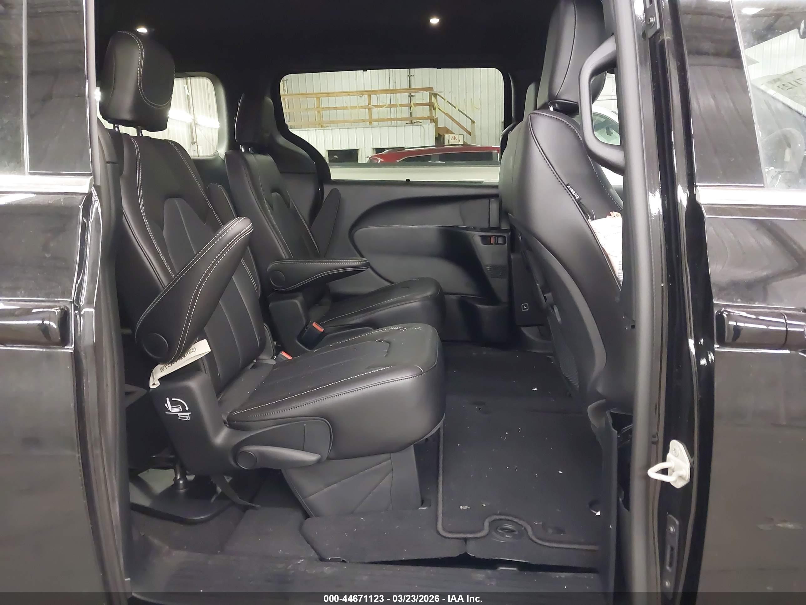 CHRYSLER PACIFICA image 8