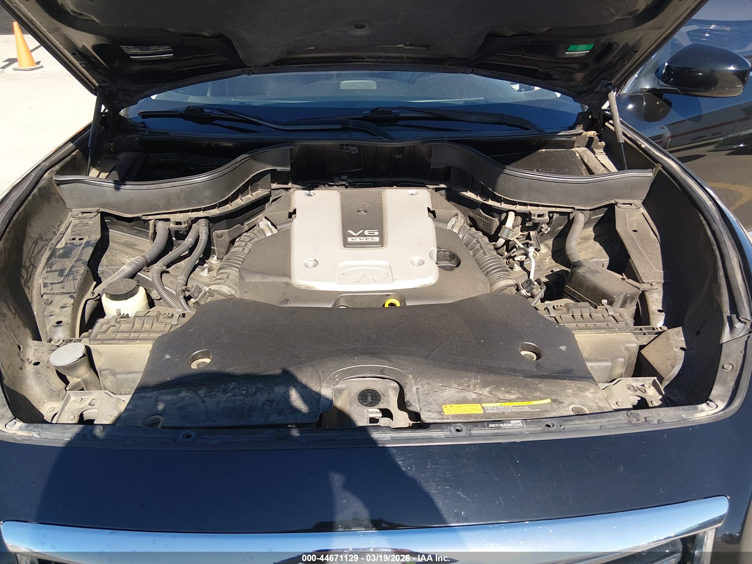 INFINITI QX70 image 10